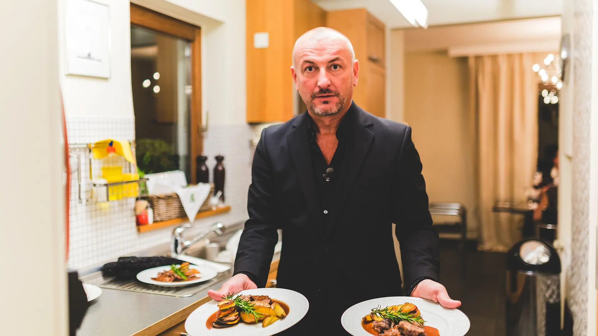 Thomas (47), Leiter einer Dekorationsabteilung, ist der erste Gastgeber der Saarland-Runde. Mit seiner Hauptspeise - Hohe Rippe mit Burgundersauce, mediterranem Gemüse und Rosmarinkartoffeln - hat er sich besonders viel Mühe gegeben. Was sagen gleich die Gäste?