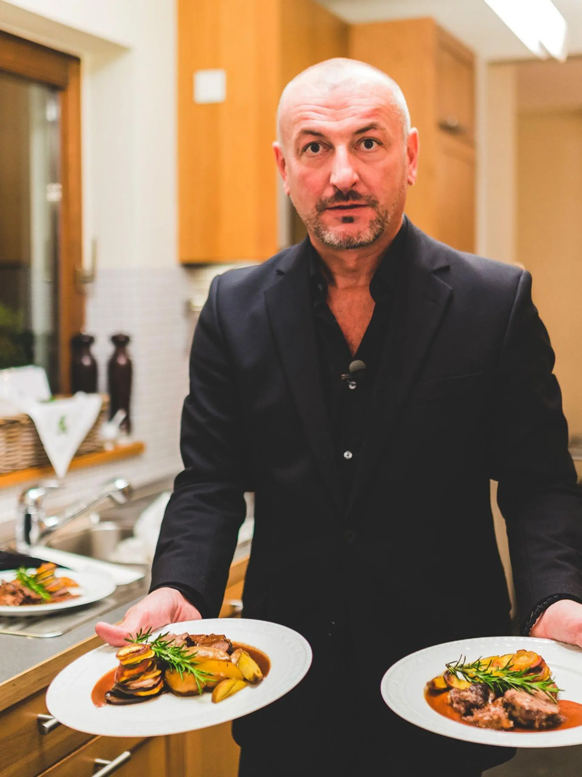 Thomas (47), Leiter einer Dekorationsabteilung, ist der erste Gastgeber der Saarland-Runde. Mit seiner Hauptspeise - Hohe Rippe mit Burgundersauce, mediterranem Gemüse und Rosmarinkartoffeln - hat er sich besonders viel Mühe gegeben. Was sagen gleich die Gäste?