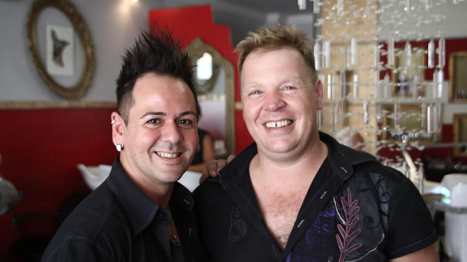 Das schwule Ehepaar Fabio und Jörg Klein (r.) haben es geschafft: Ihr Frisörbistro auf Gran Canaria brummt.