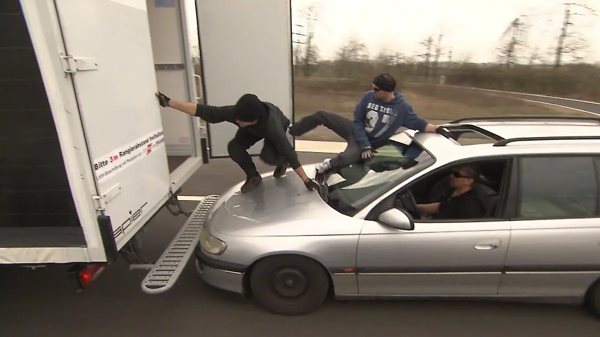 Truck Robbery v02 Sendemaster.mov.Still002