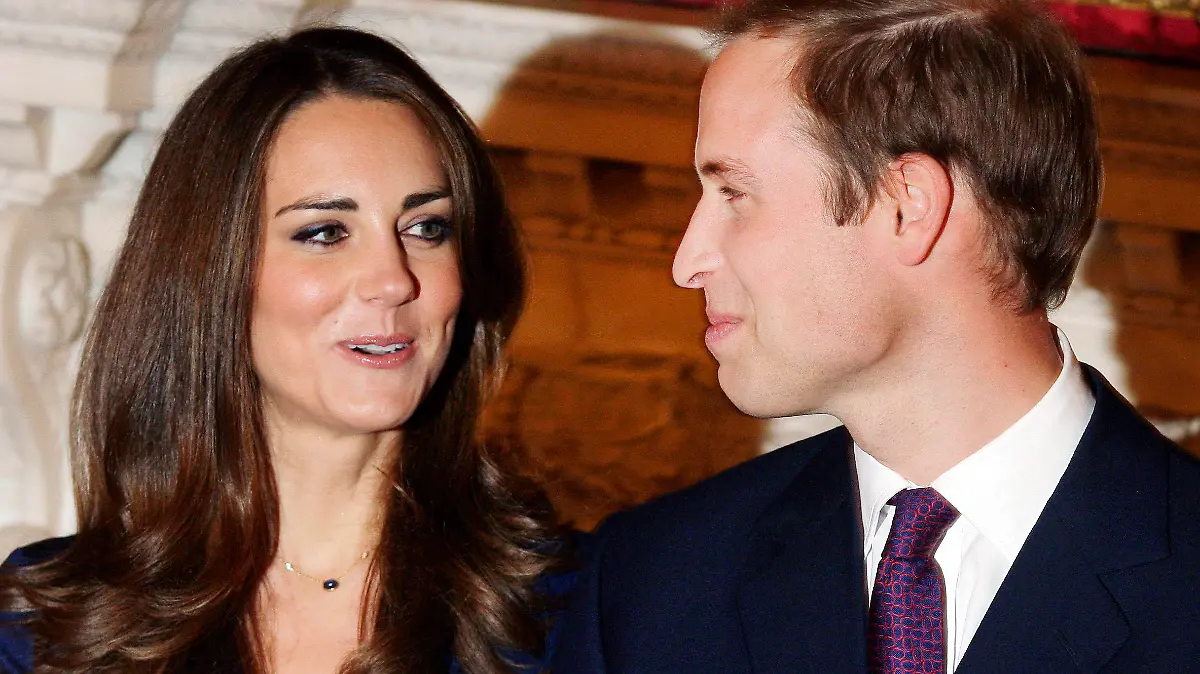ARCHIV - Prinz William und Kate Middleton bei der Ankündigung ihrer Verlobung am 16.11.2010 im St.-James-Palast in London. Am 29.04.2011 gibt sich das Paar in London das Ja-Wort. Foto: epa/Str (zu dpa-Themenpaket Hochzeit im britischen Königshaus vom 13.04.2011) +++(c) dpa - Bildfunk+++