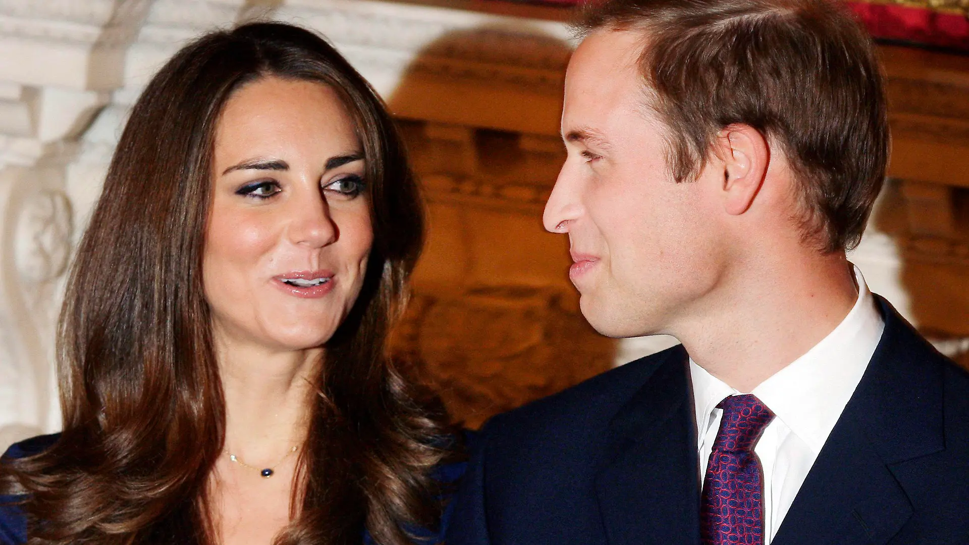 ARCHIV - Prinz William und Kate Middleton bei der Ankündigung ihrer Verlobung am 16.11.2010 im St.-James-Palast in London. Am 29.04.2011 gibt sich das Paar in London das Ja-Wort. Foto: epa/Str (zu dpa-Themenpaket Hochzeit im britischen Königshaus vom 13.04.2011)  +++(c) dpa - Bildfunk+++