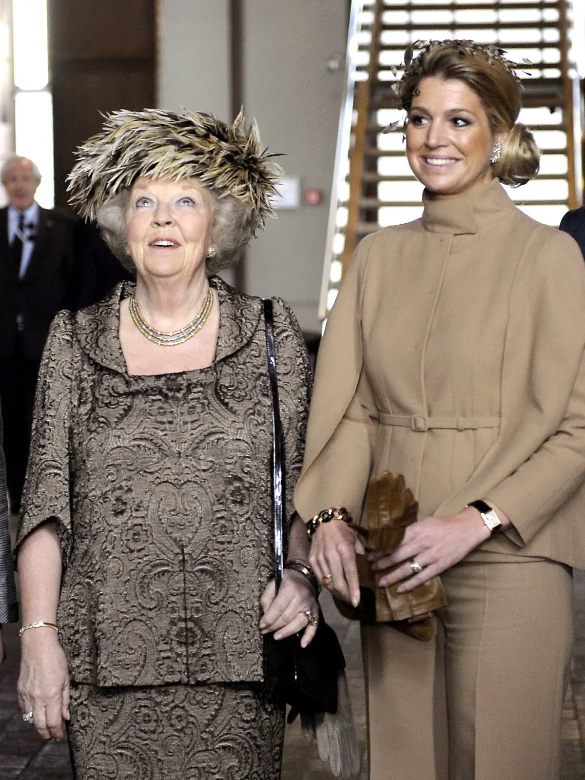 epa02689068 Queen Beatrix of the Netherlands (2-L), Dutch Crown Prince Willem-Alexander (R), Dutch Crown Princess Maxima (2-R) and North Rhine-Westphalian governor Hannelore Kraft visit the pit 'Zollverein' in Essen, Germany, 15 April 2011. The Royal Family ends its four-day-visit to Germany on 15 April. EPA/MARK KEPPLER / POOL  +++(c) dpa - Bildfunk+++