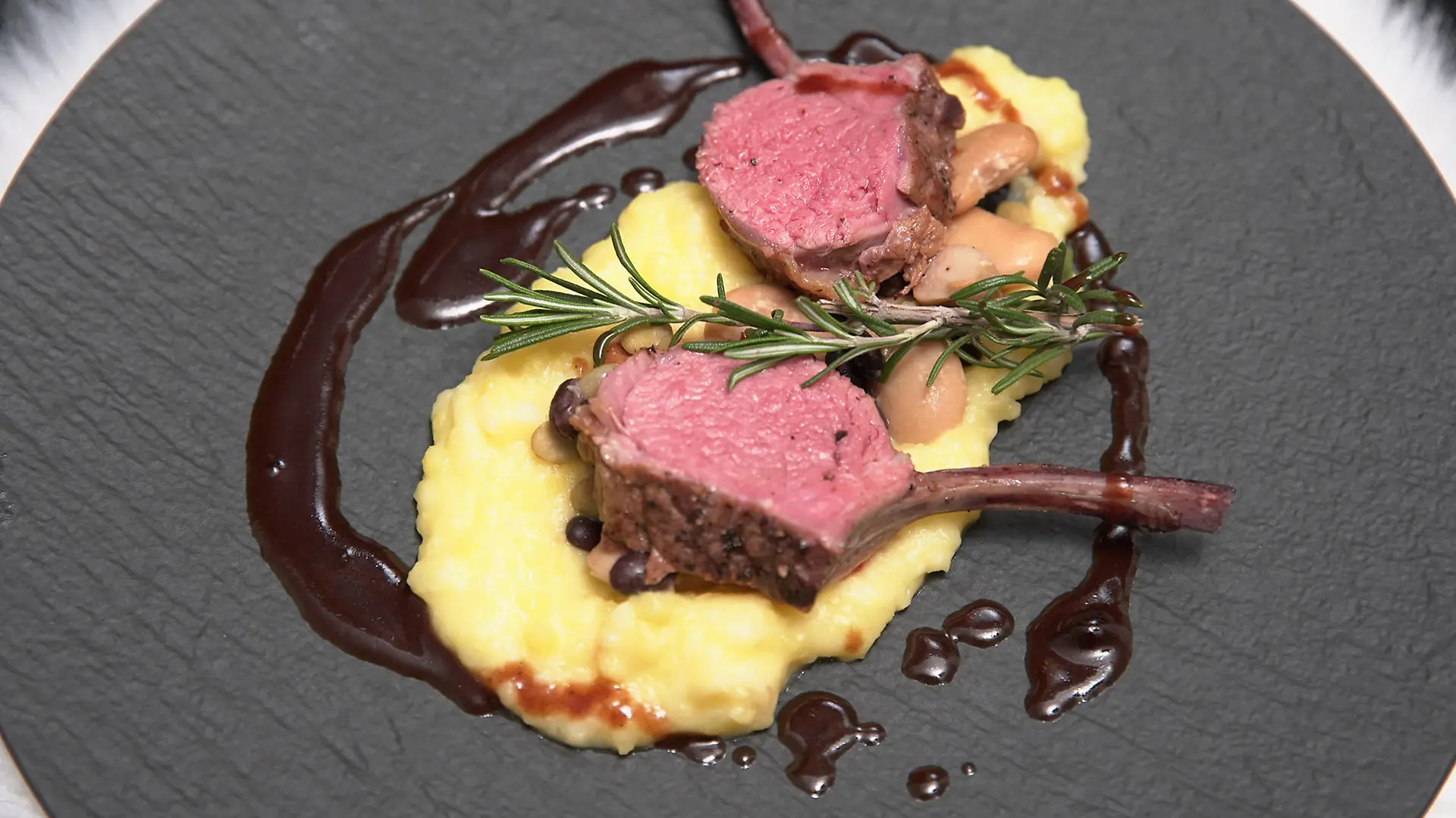 Lammkrone auf Kartoffel-Sellerie-Stampf, Dreierlei von der Bohne, Rotwein-Jus