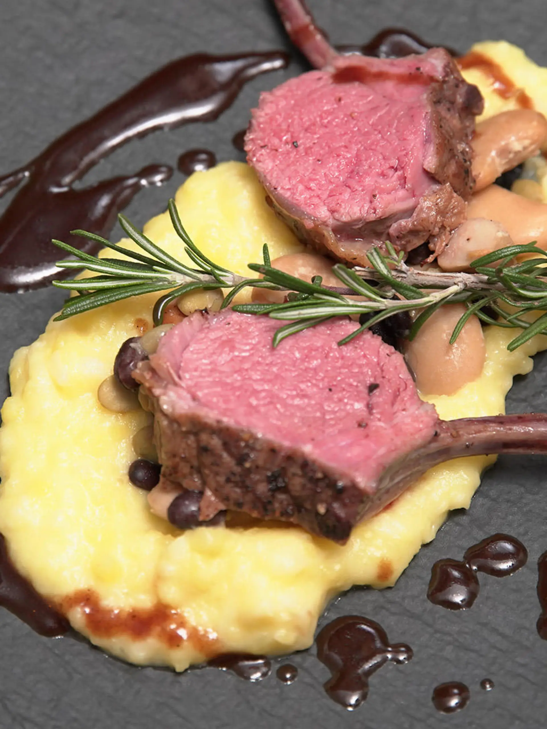 Lammkrone auf Kartoffel-Sellerie-Stampf, Dreierlei von der Bohne, Rotwein-Jus
