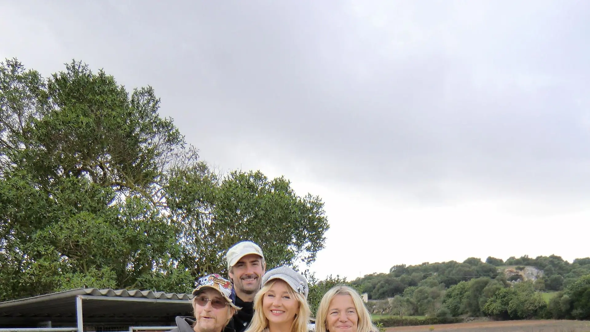 V. l.: Schauspieler Martin Semmelrogge, Stefan Track, Erste Vorsitzende First Aid Animales Mallorca Manuela Berner und Sonja Semmelrogge im Tierheim Felantix. Semmelrogges Hund Buddy (r.) stammt aus diesem Tierheim.