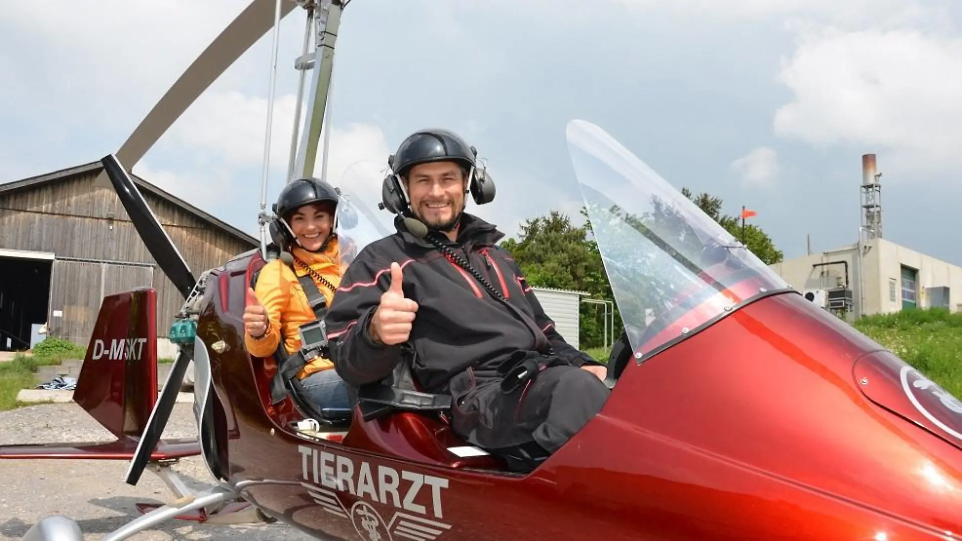 Vorschau1 - VOX-DOCMA TV-MANUELA BAUER - Diana Eichhorn und der fliegende Tierarzt Dr. Steffen Kappelmann im ultraleichten Tragschrauber