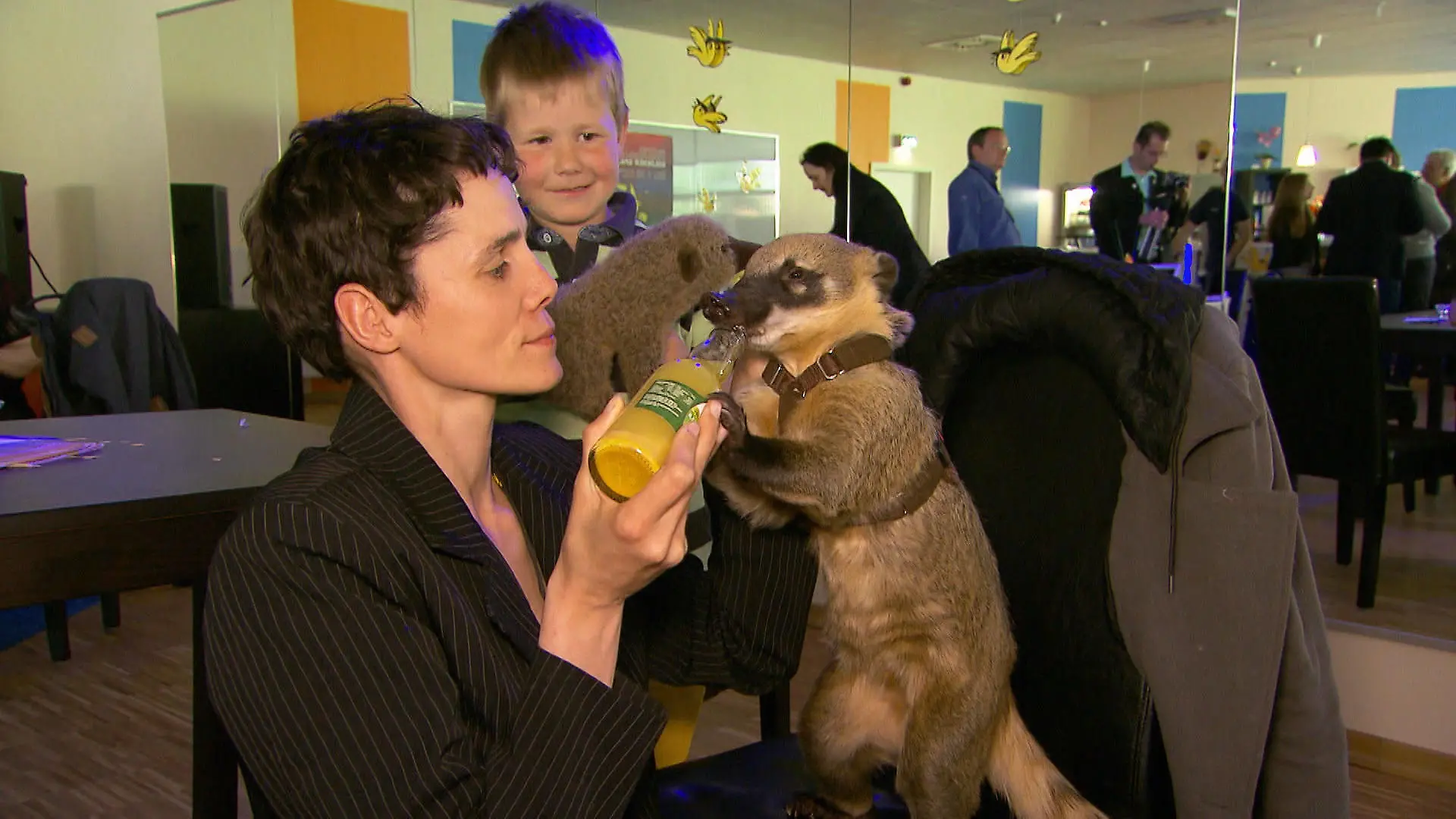 Tieragentur 10 VOX-DOCMA TV Auch groe Stars mssen sich strken. Nicolle Mller mit ihrem Nasenbren Elvis