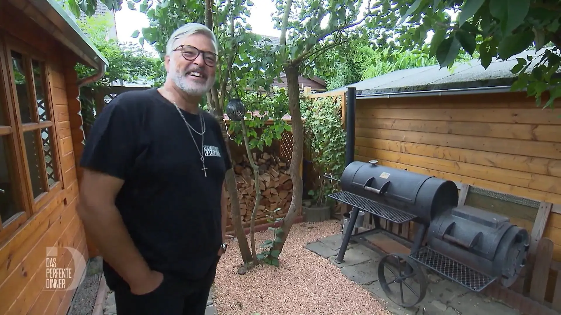 Ronny zeigt stolz seinen Grill