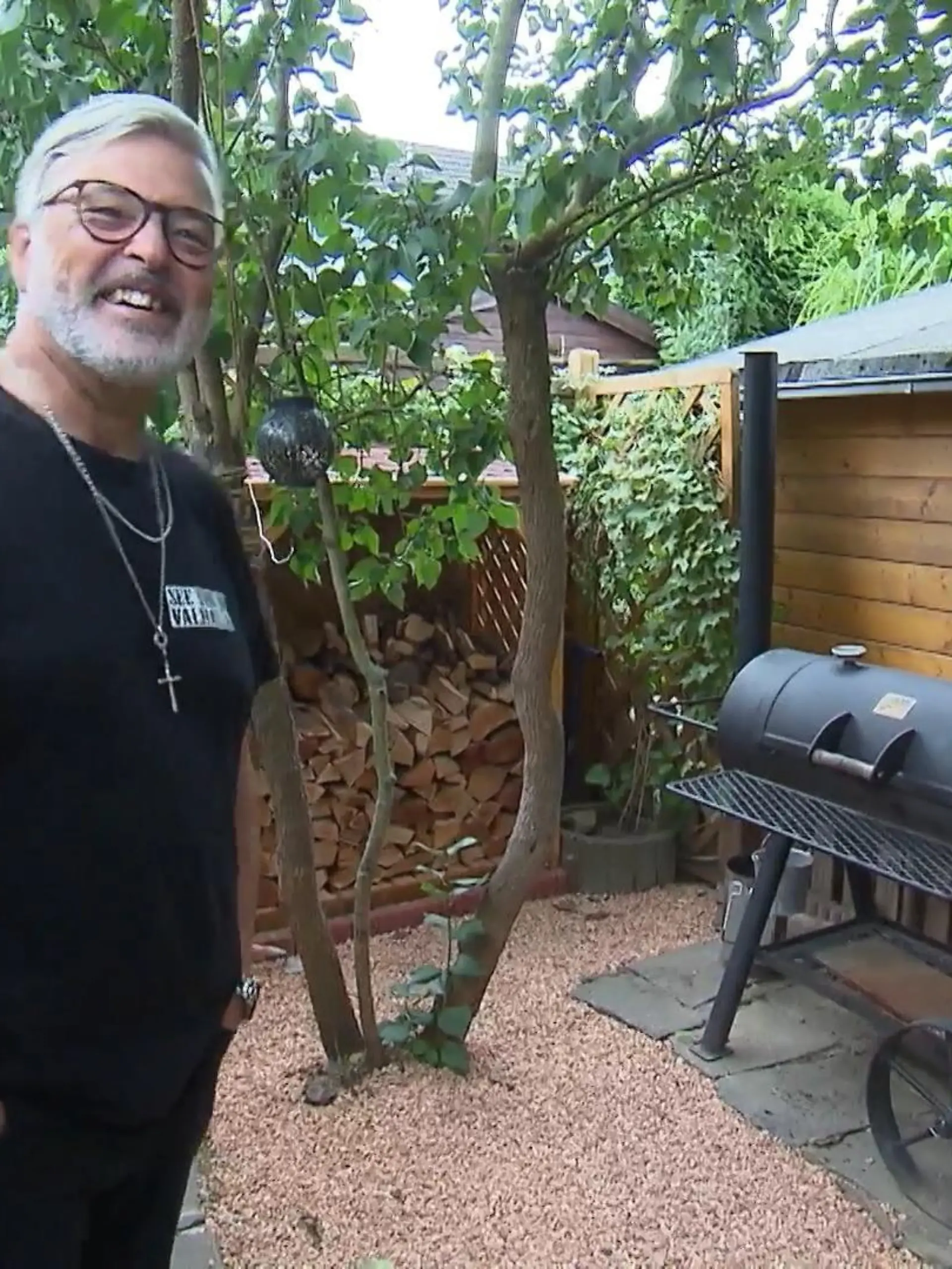 Ronny zeigt stolz seinen Grill