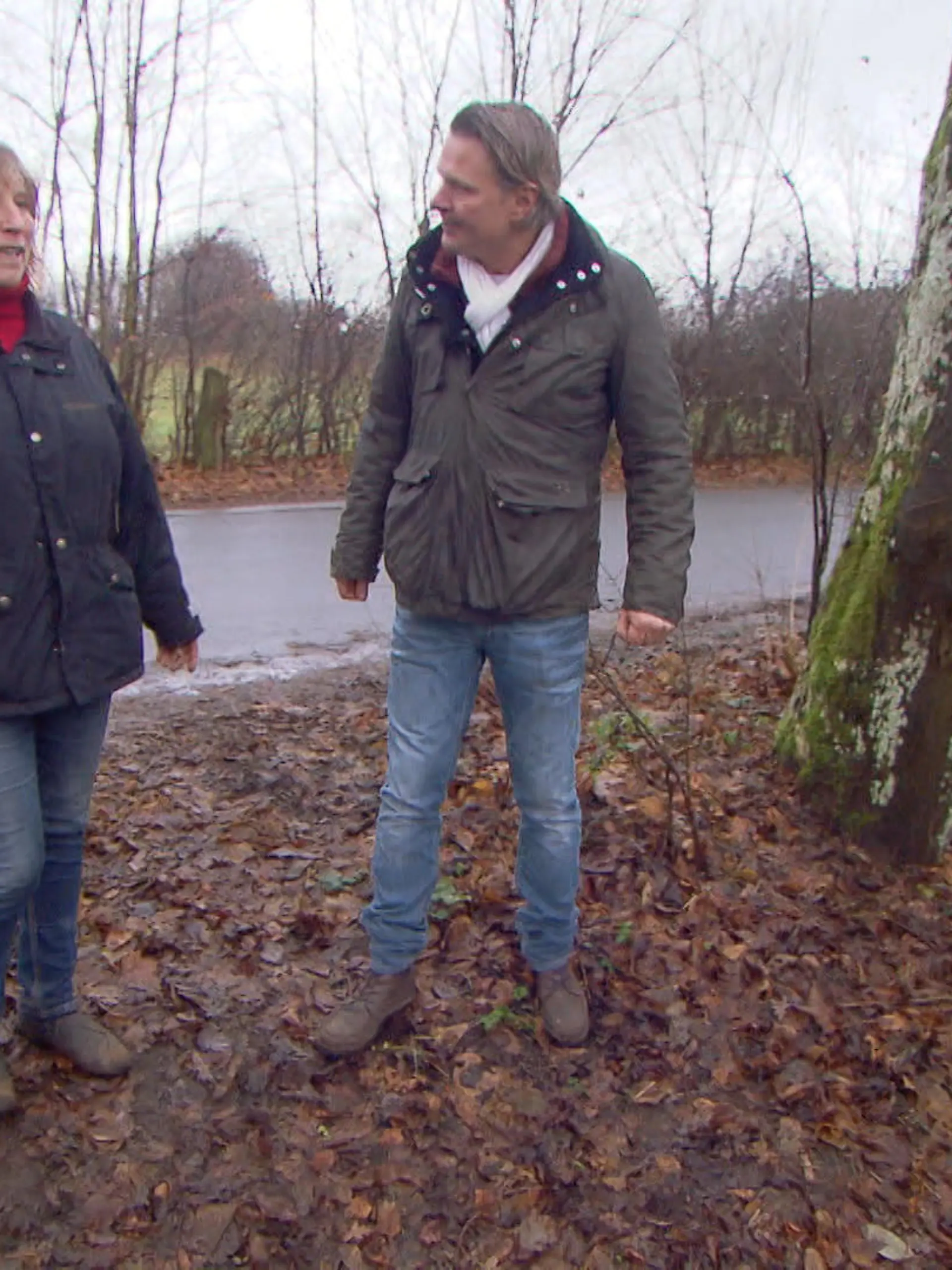 TiereinNot - Pferdeklappe. VOX - Petra Teegen erklrt hundkatzemaus-Tierschutzexperte Frank Weber was es mit ihrer Pferdeklappe auf sich hat