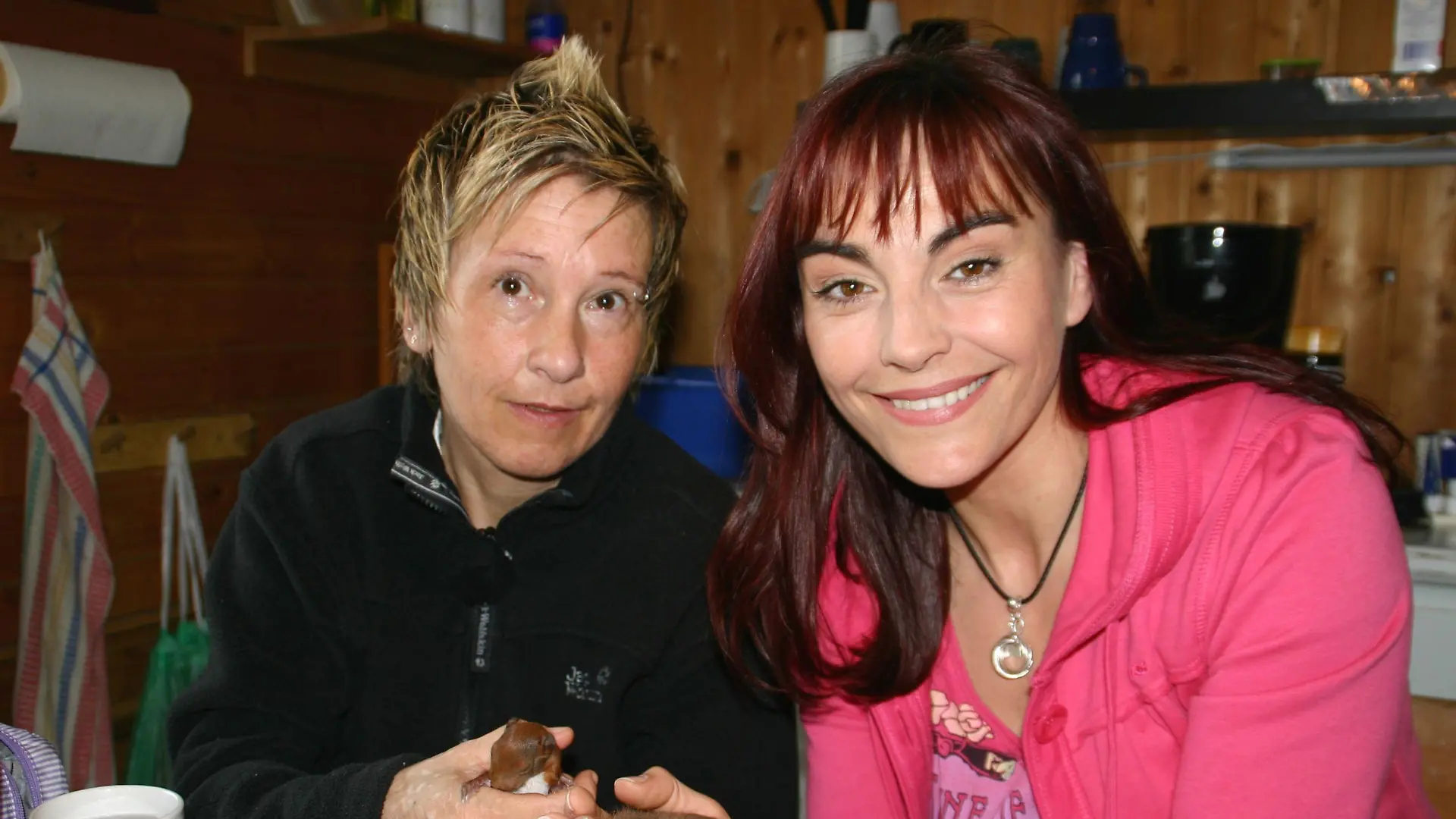 hundkatzemaus-Reporterin Diana Eichhorn (r.) ist zu Besuch in Eckernförde bei Moni Rademacher, die eine Eichhörnchen-Auffangstation betreut. Sie kümmert sich um verwaiste und behinderte Eichhörnchen und wildert ihre kleinen Schützlinge wieder aus, sobald sie selbstständig sind.