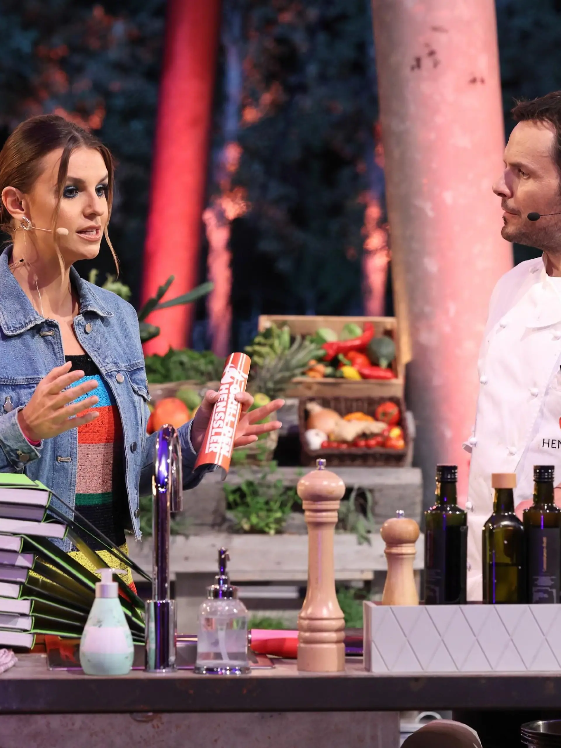 Profi-Koch Steffen Henssler, Moderatorin Laura Wontorra

Die Verwendung des sendungsbezogenen Materials ist nur mit dem Hinweis und Verlinkung auf TVNOW gestattet.