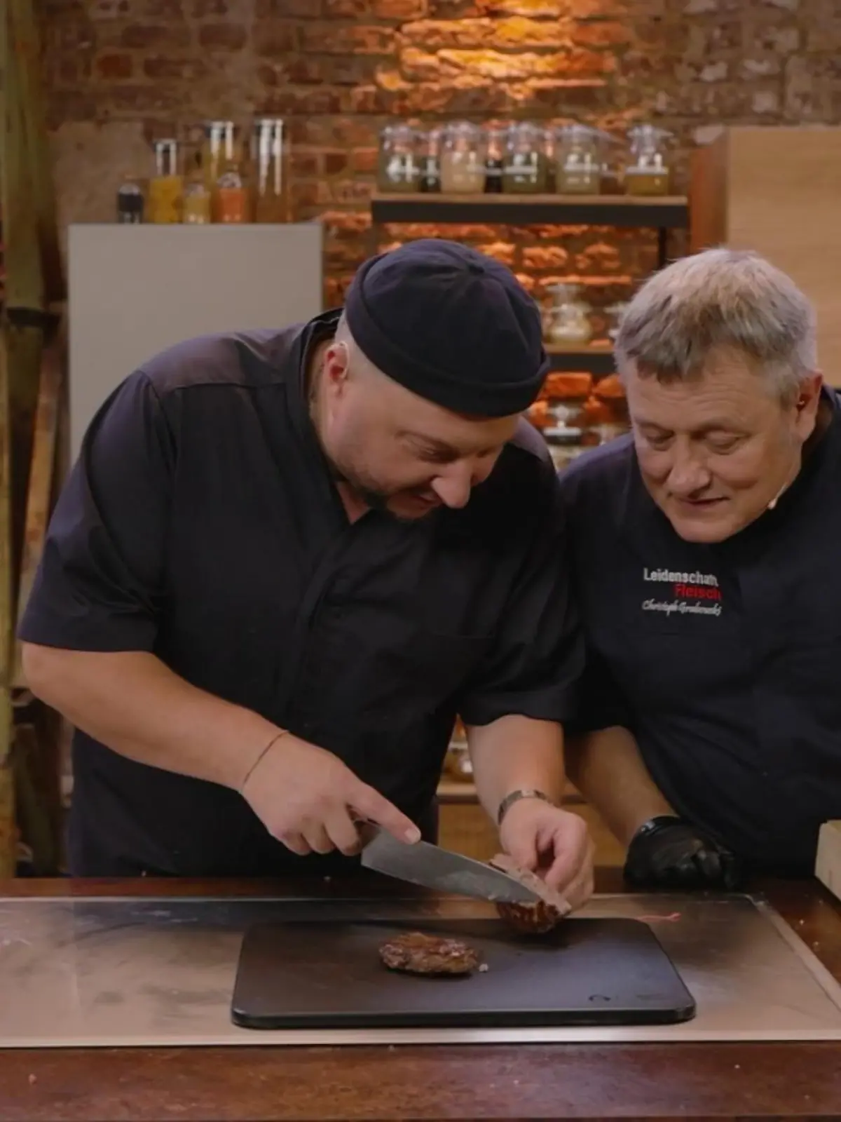 Sebastian Lege (l.) und Christoph Grabowski

+++ Die Verwendung des sendungsbezogenen Materials ist nur mit dem Hinweis und Verlinkung auf RTL+ gestattet. +++
