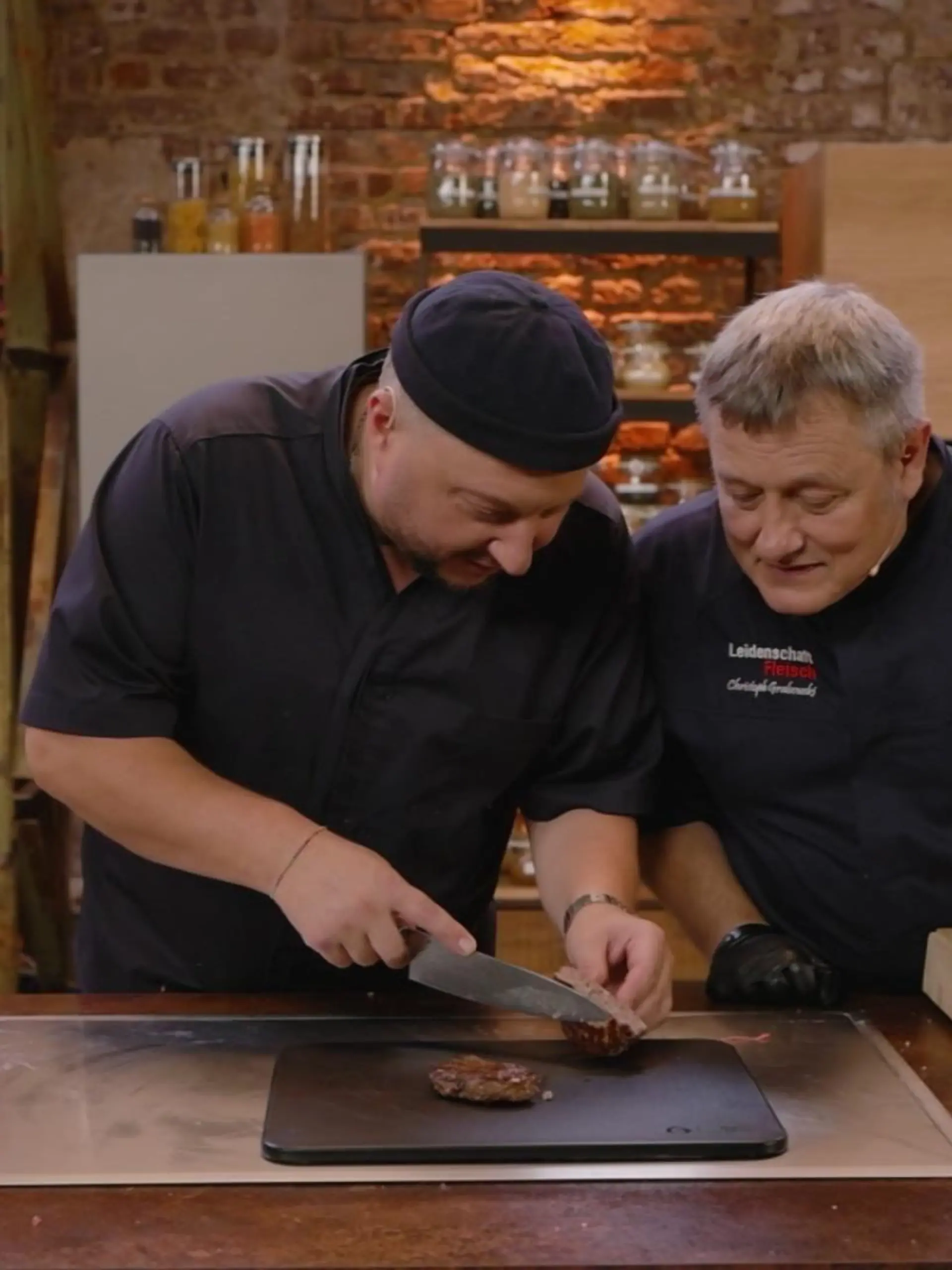 Sebastian Lege (l.) und Christoph Grabowski

+++ Die Verwendung des sendungsbezogenen Materials ist nur mit dem Hinweis und Verlinkung auf RTL+ gestattet. +++