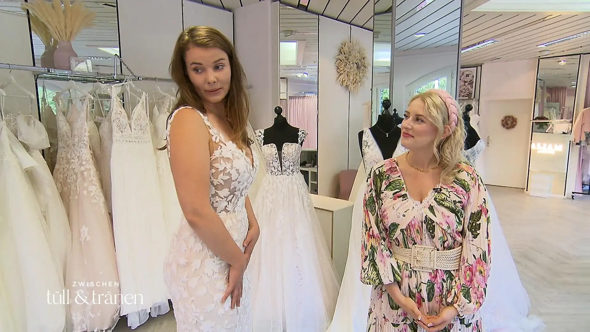 Auch dieses wunderschöne Kleid muss dran glauben