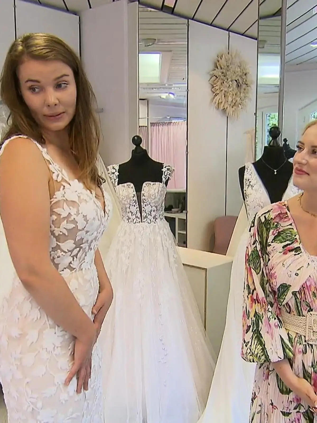 Auch dieses wunderschöne Kleid muss dran glauben