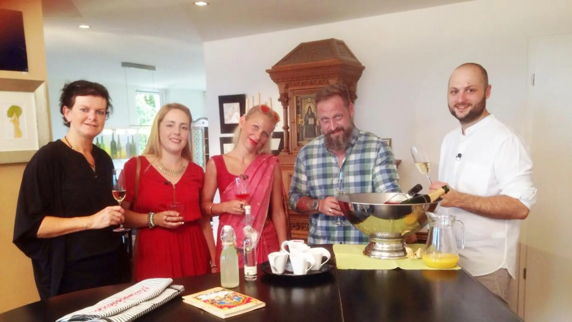 Am Mittwoch begrüßt Gastgeber Julian seine Gäste in Stuttgart. (V.l.: Sonnhild, Carmen, Nadine, Zoran, Gastgeber Julian)