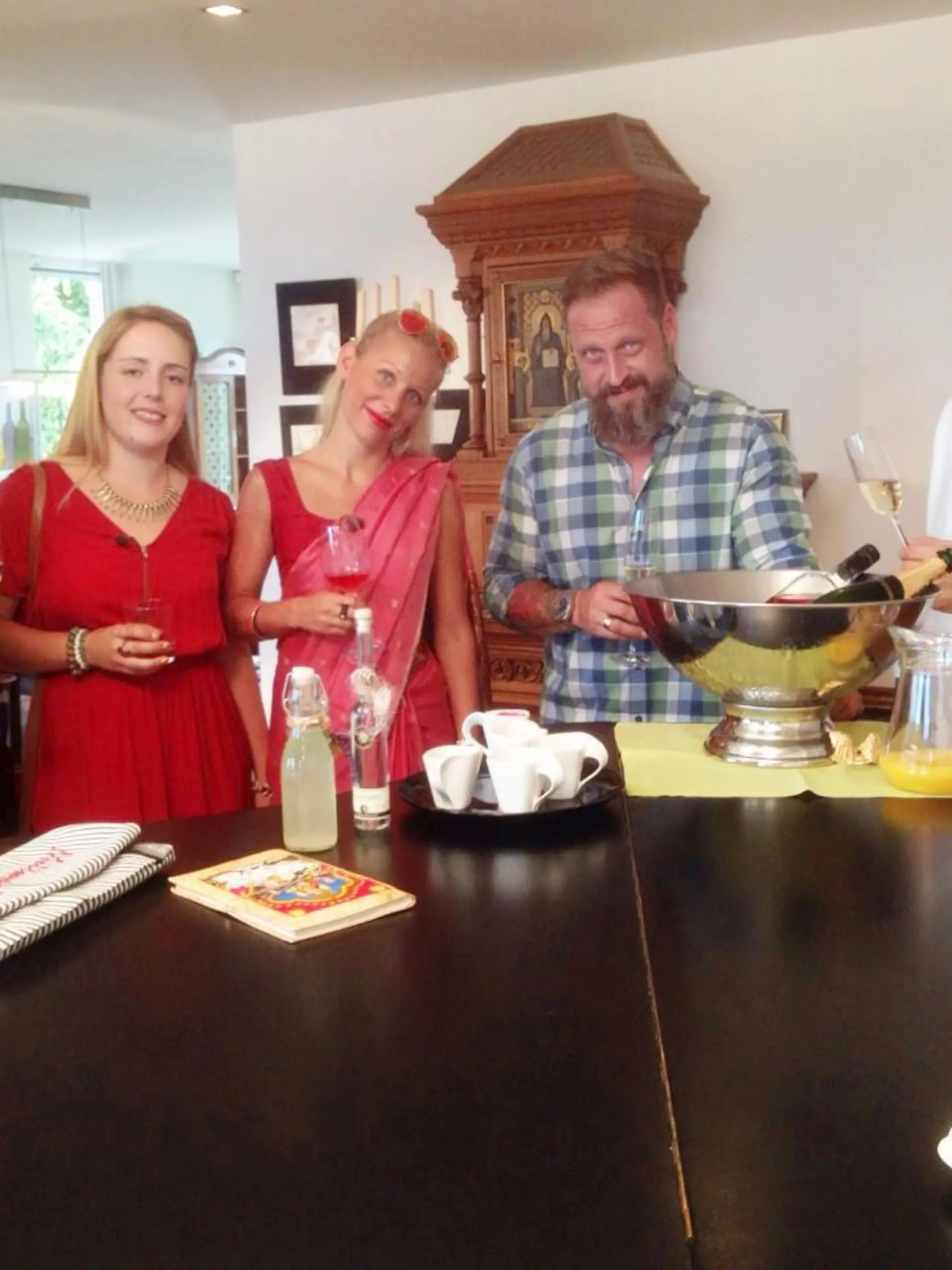 Am Mittwoch begrüßt Gastgeber Julian seine Gäste in Stuttgart. (V.l.: Sonnhild, Carmen, Nadine, Zoran, Gastgeber Julian)