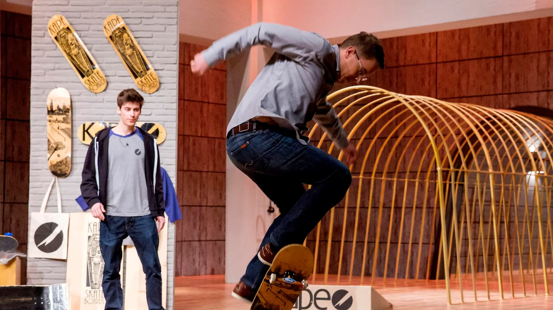 Investor Frank Thelen (r.) und Kape Skateboards Peter Karacsonyi (22).