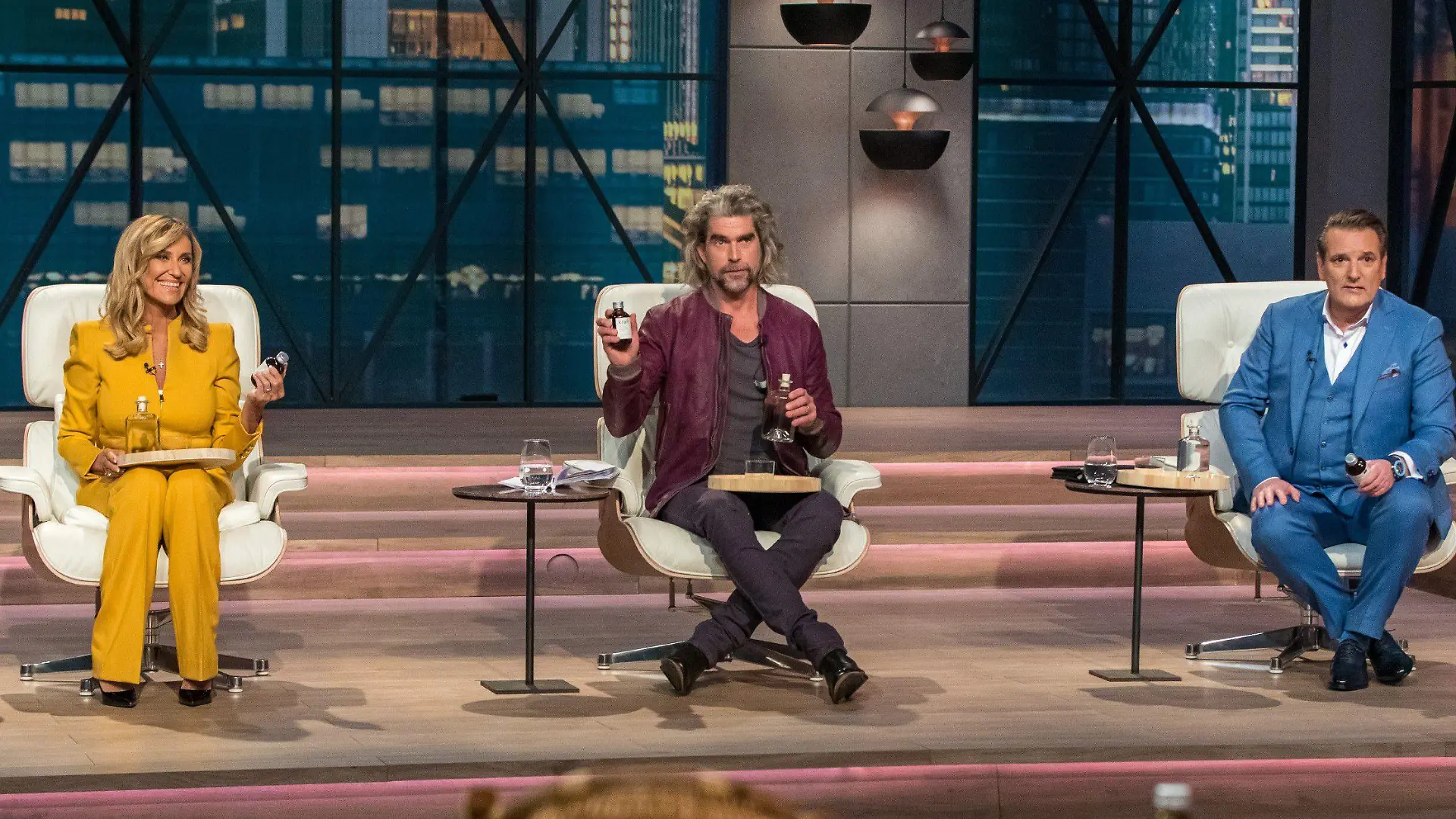 Die "Löwen" Dagmar Wöhrl, Nils Glagau (M.) und Ralf Dümmel nehmen die Superfoods aus einheimischen Wildkräutern von kruut genau unter die Lupe.
Die Verwendung des sendungsbezogenen Materials ist nur mit dem Hinweis und Verlinkung auf RTL+ gestattet.