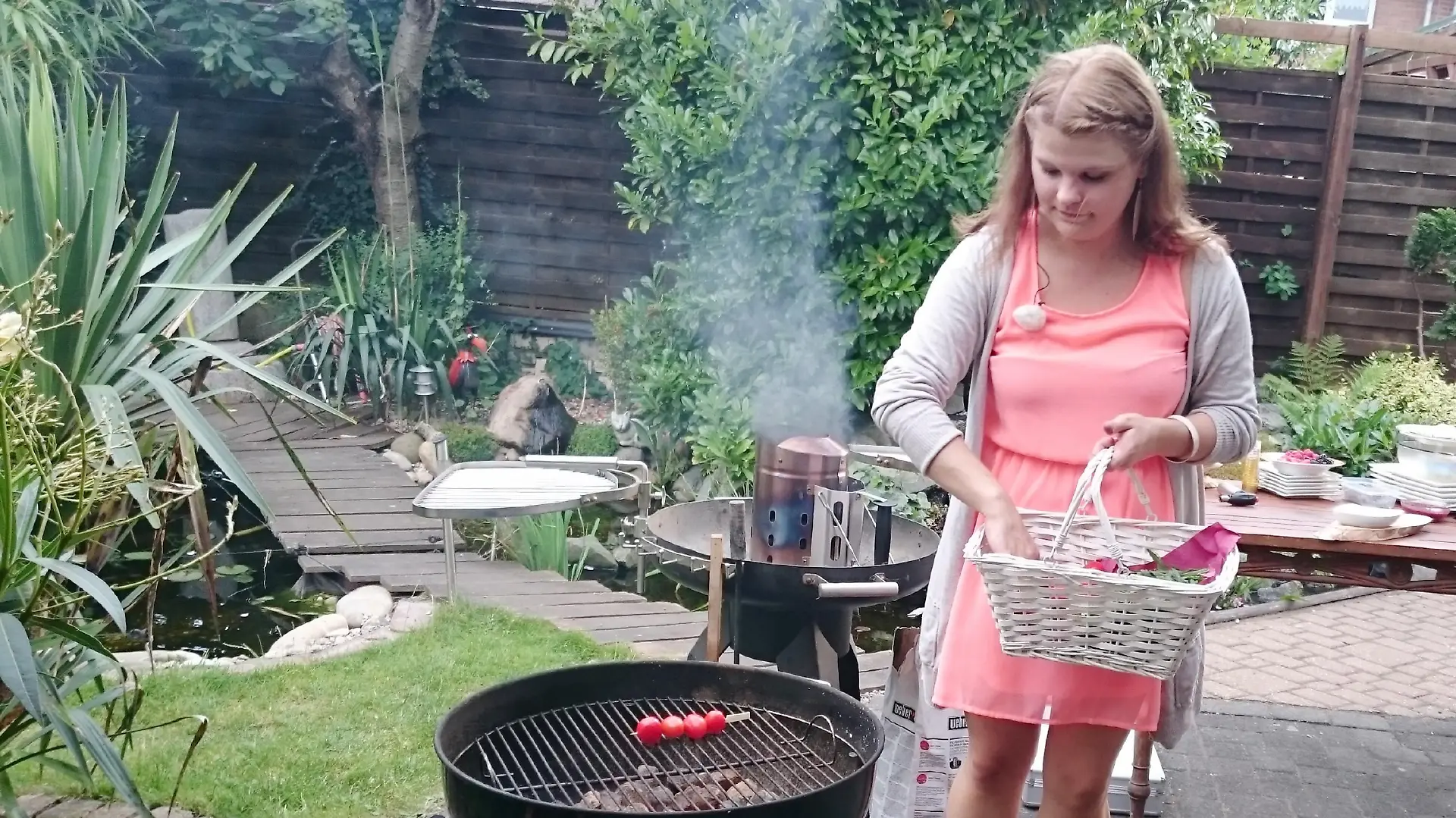 Gastgeberin Michelle ist das Küken der Runde und kümmert sich liebevoll um ihre Grilltomaten.