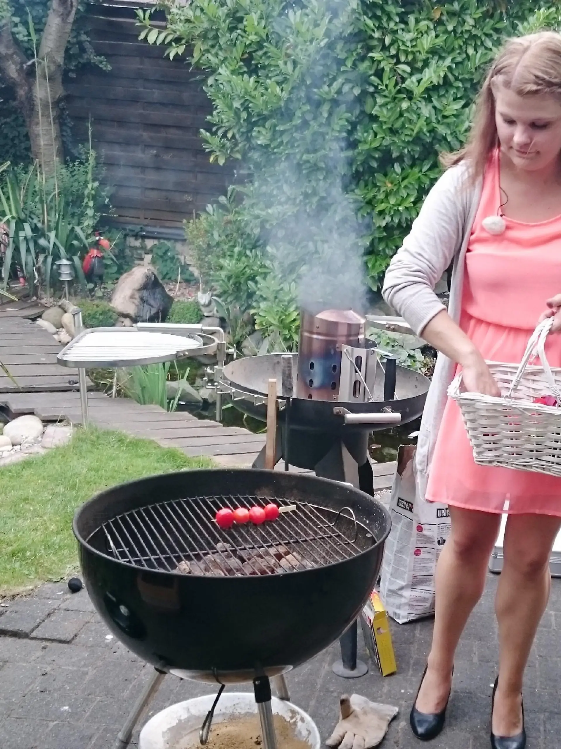 Gastgeberin Michelle ist das Küken der Runde und kümmert sich liebevoll um ihre Grilltomaten.