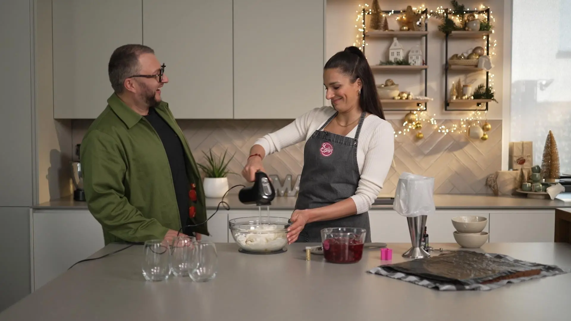 Sebastian Lege und Sally Özcan, Influencerin
+++ Die Verwendung des sendungsbezogenen Materials ist nur mit dem Hinweis und Verlinkung auf RTL+ gestattet. +++