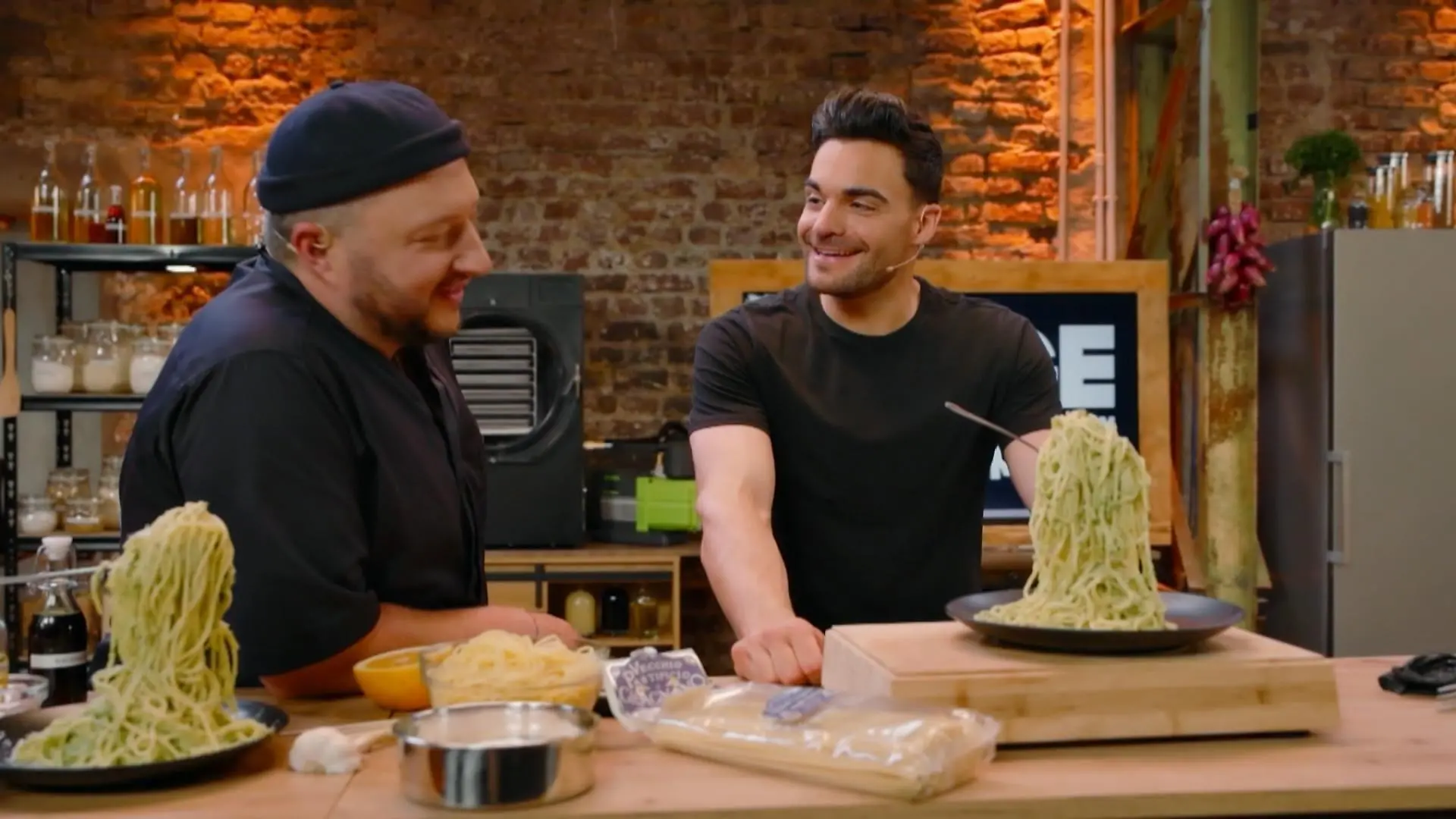 Sebastian Lege (l.) und Stefano Zarrella
+++ Die Verwendung des sendungsbezogenen Materials ist nur mit dem Hinweis und Verlinkung auf RTL+ gestattet. +++