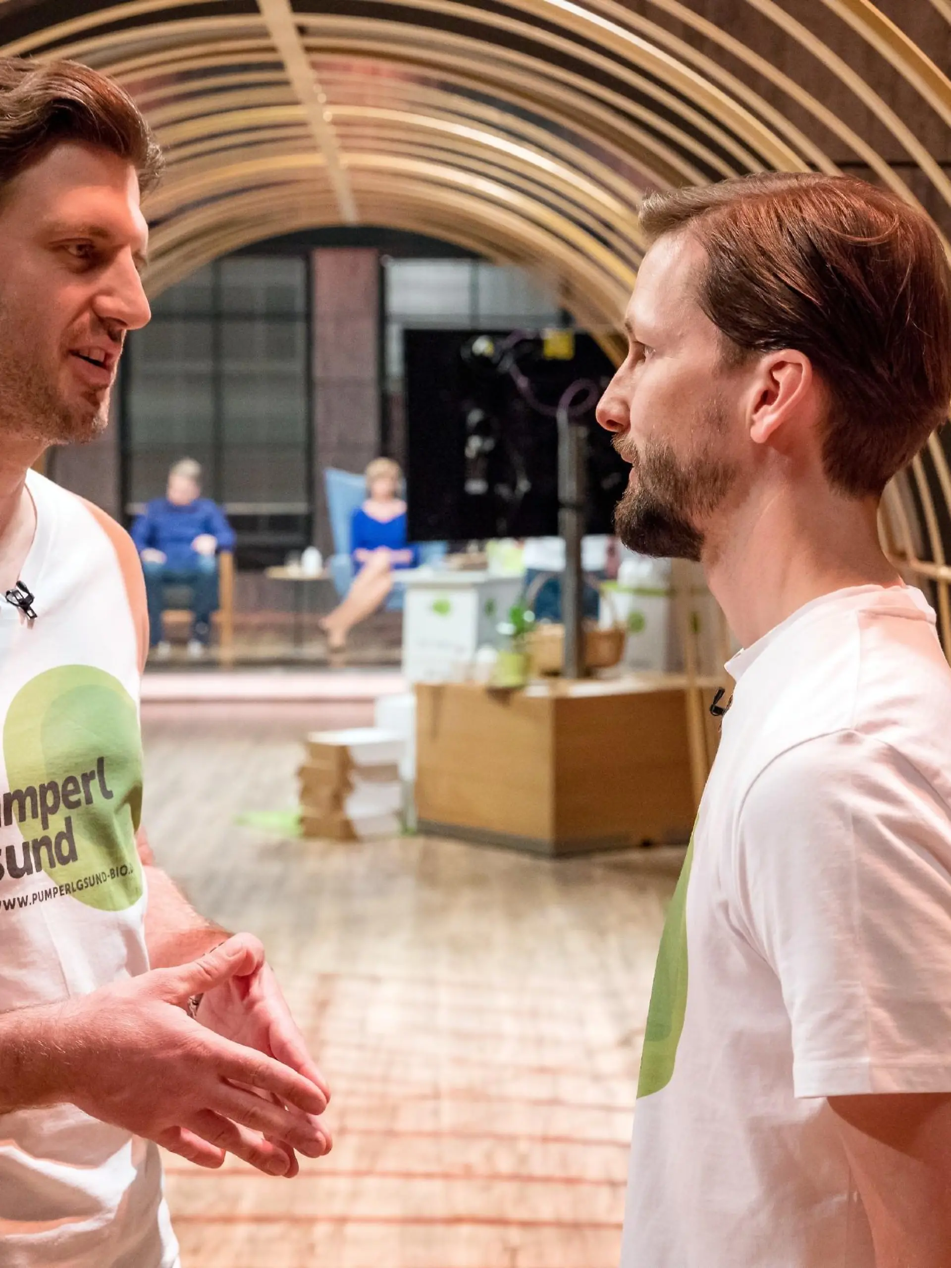Jan Göktekin (l.) und Fabian König überlegen, ob sie das Angebot von Frank Thelen für "Good Eggwhites" annehmen sollen.