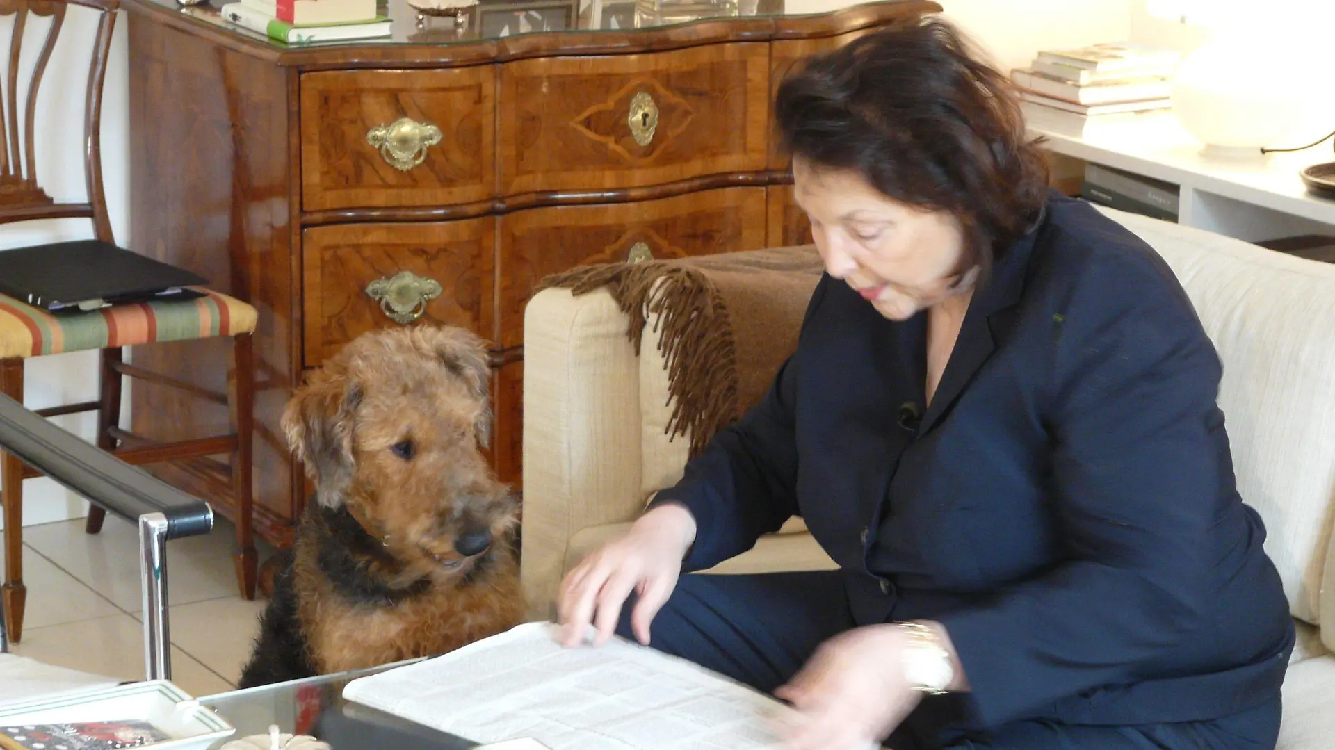 Claudia Rohe kann kaum noch aus dem Haus, ohne gebissen zu werden. Auch in der Wohnung hängt Carlotta ihr ständig in der Kleidung. Mantelärmel und Pullover gehen dabei in Fetzen.