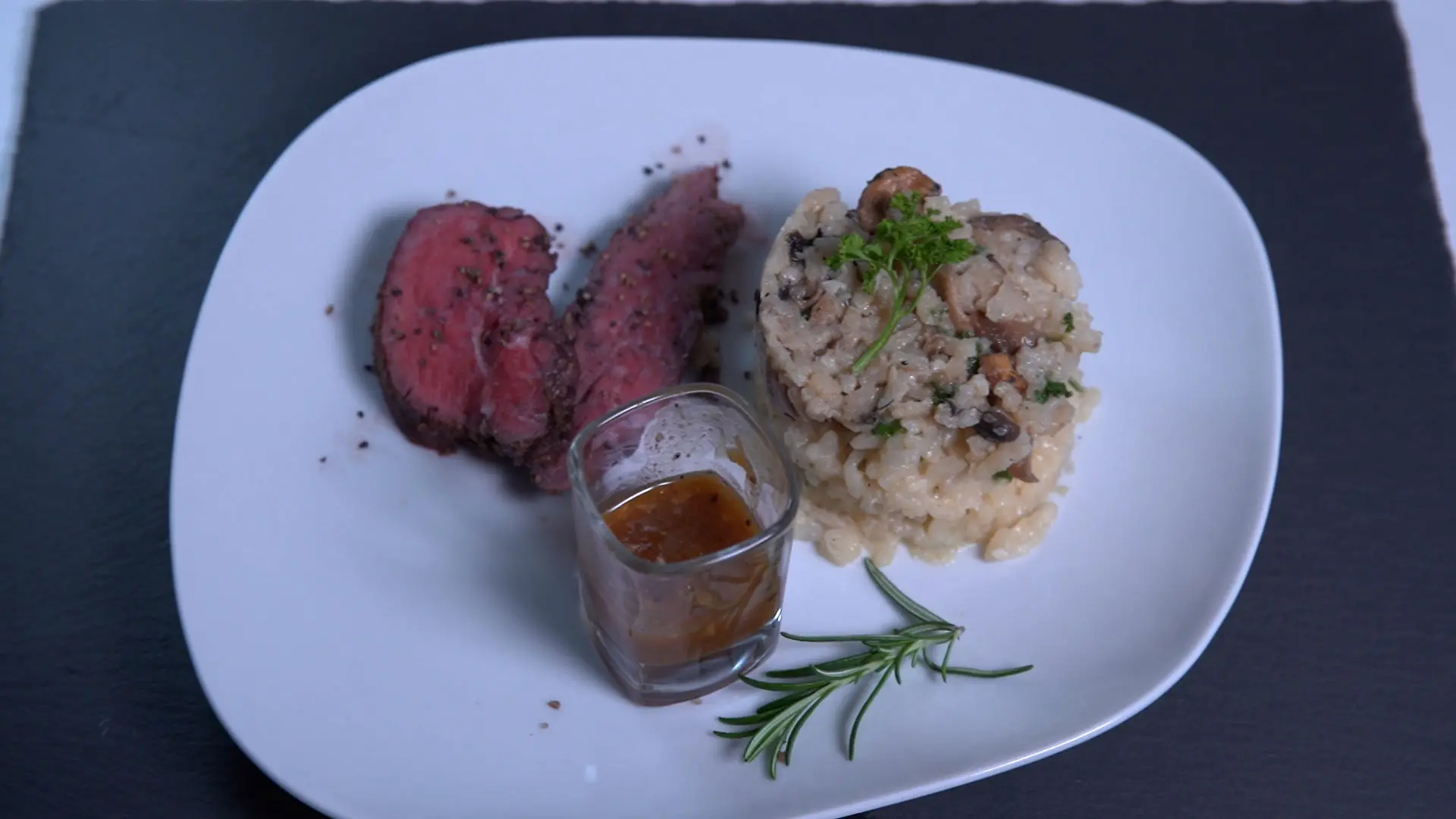 Rinderfilet mit Pilzrisotto und Portweinsauce