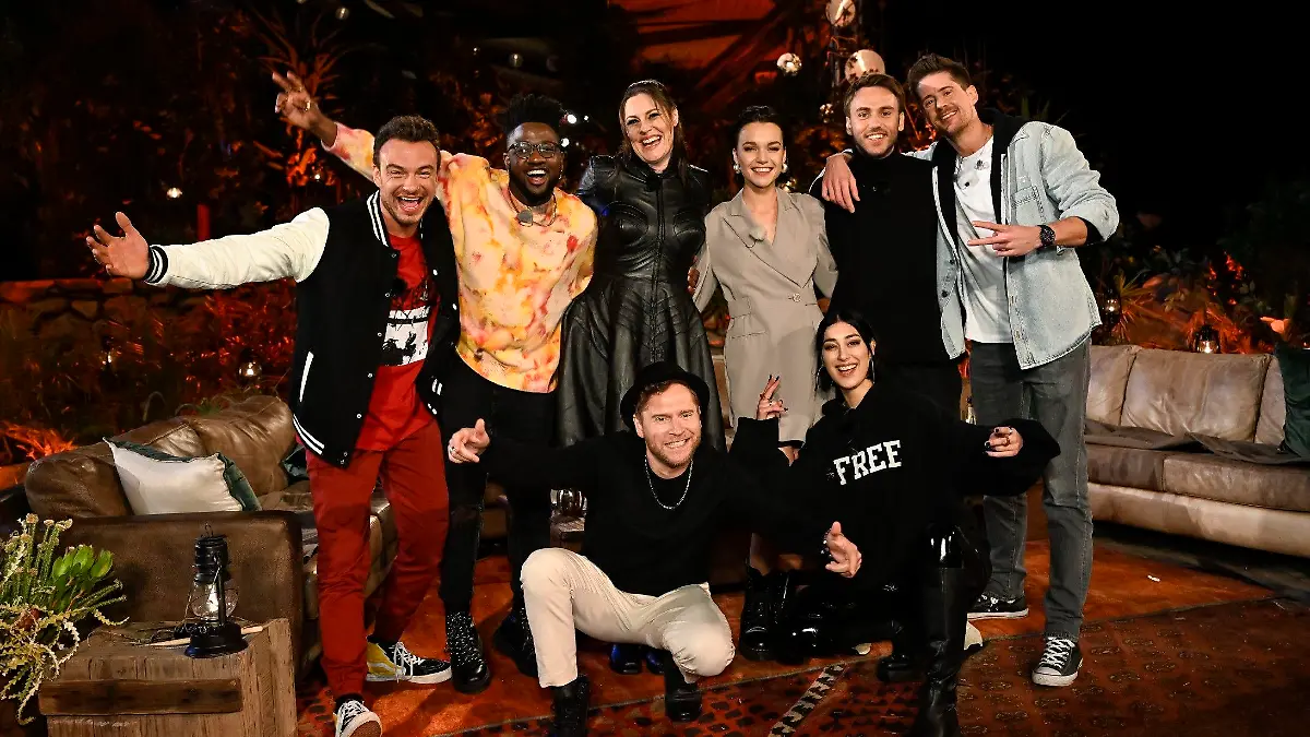 V.l.: Dag-Alexis Kopplin ("SDP"), Kelvin Jones, Floor Jansen, Johannes Oerding, LOTTE, ELIF, Clueso und Vincent Stein ("SDP").

Die Verwendung des sendungsbezogenen Materials ist nur mit dem Hinweis und Verlinkung auf RTL+ gestattet.