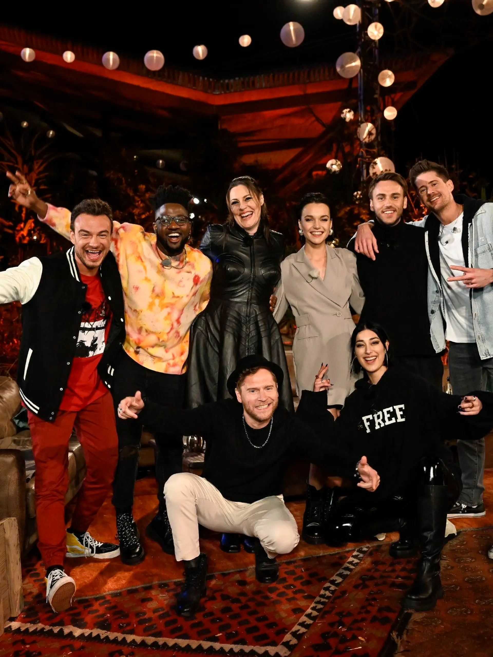 V.l.: Dag-Alexis Kopplin ("SDP"), Kelvin Jones, Floor Jansen, Johannes Oerding, LOTTE, ELIF, Clueso und Vincent Stein ("SDP").

Die Verwendung des sendungsbezogenen Materials ist nur mit dem Hinweis und Verlinkung auf RTL+ gestattet.