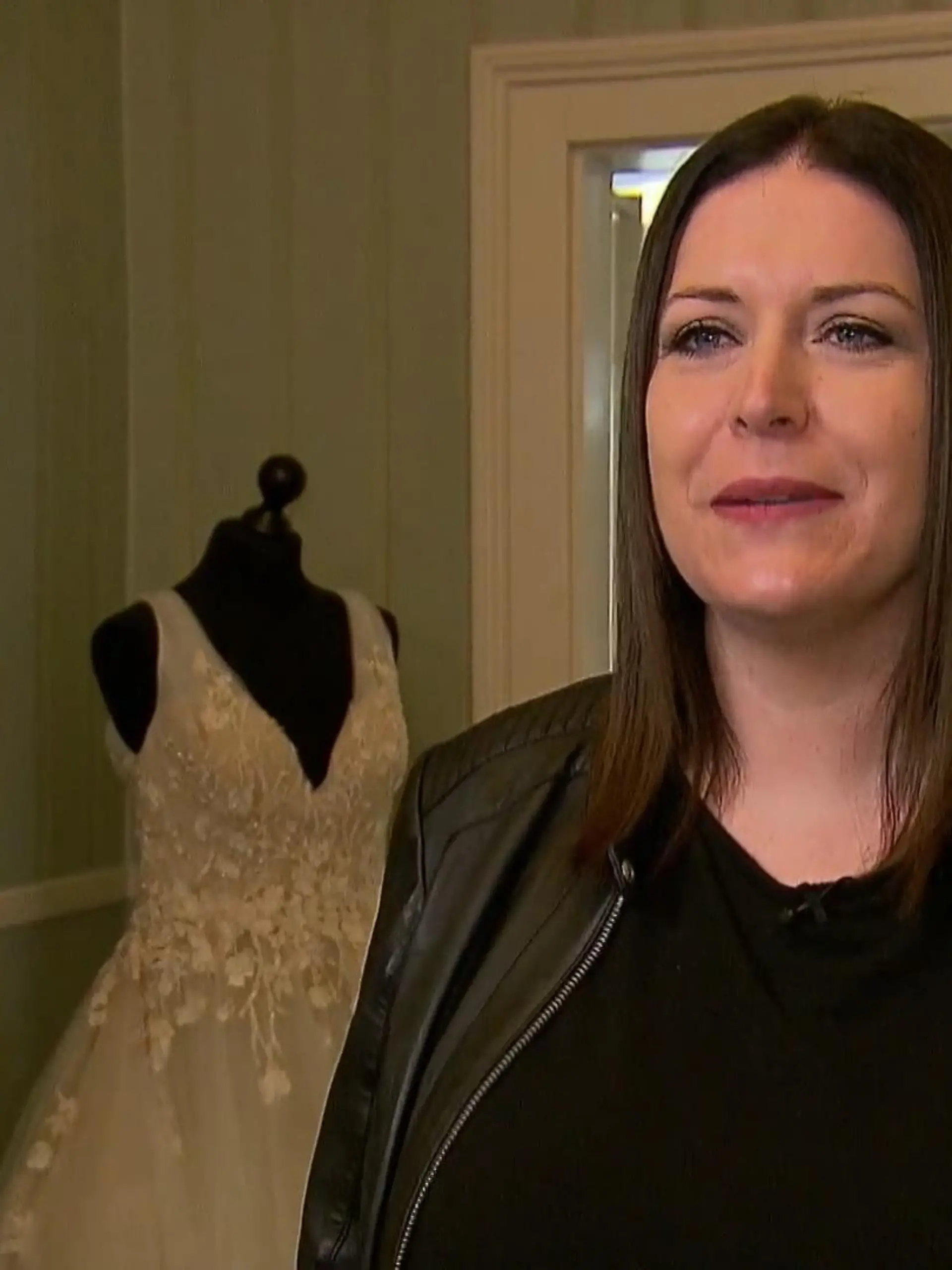 Im Hintergrund droht schon ein Kleid mit der gefürchteten Farbe