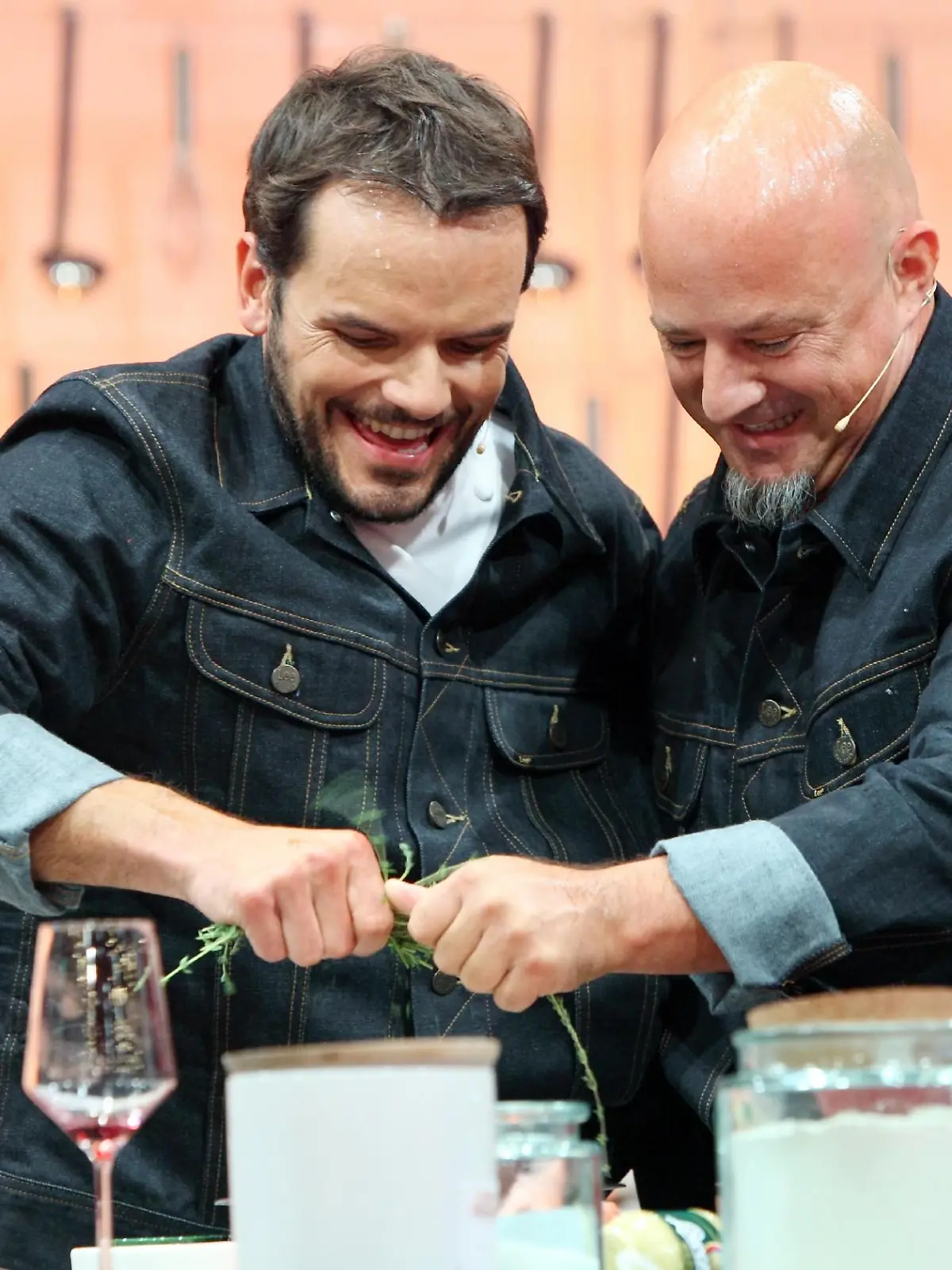 Jähzorn-Legende Detlef Steves (r.) tauscht die Seiten und kocht zum ersten Mal an der Seite seines "Dauerrivalen" Steffen Henssler!