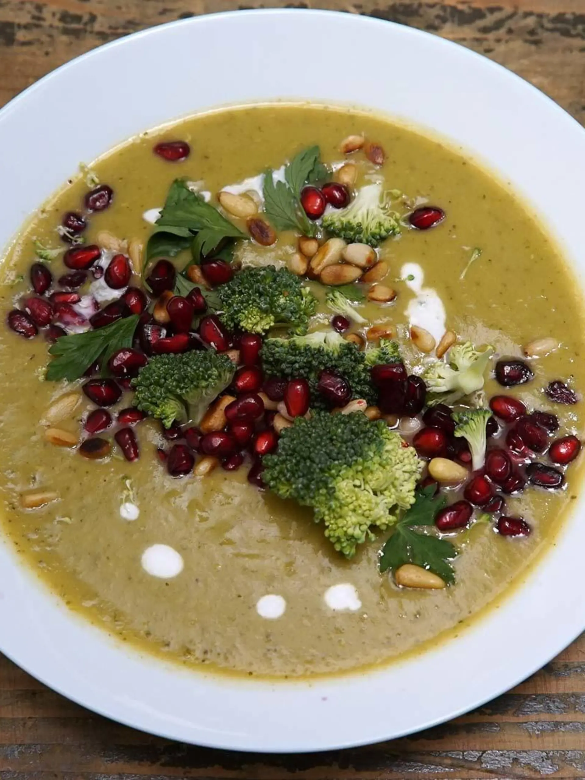 Kokos-Brokkoli-Suppe, verfeinert mit Granatapfel und orientalischen Gewürzen