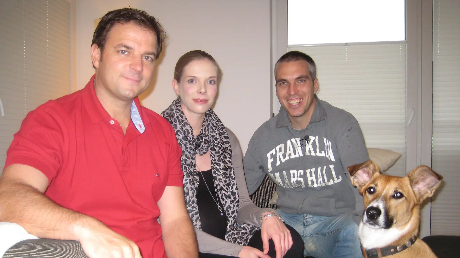 Martin Rütter (l.) bekommt es mit der bissigen "Leyla" zu tun. Besitzer Andreas und Yolanda wissen einfach nicht mehr wie sie mit der wilden Hündin umgehen sollen.
