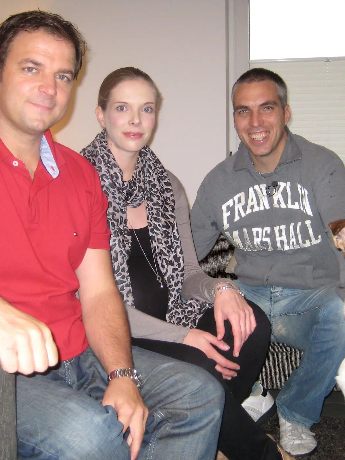 Martin Rütter (l.) bekommt es mit der bissigen "Leyla" zu tun. Besitzer Andreas und Yolanda wissen einfach nicht mehr wie sie mit der wilden Hündin umgehen sollen.