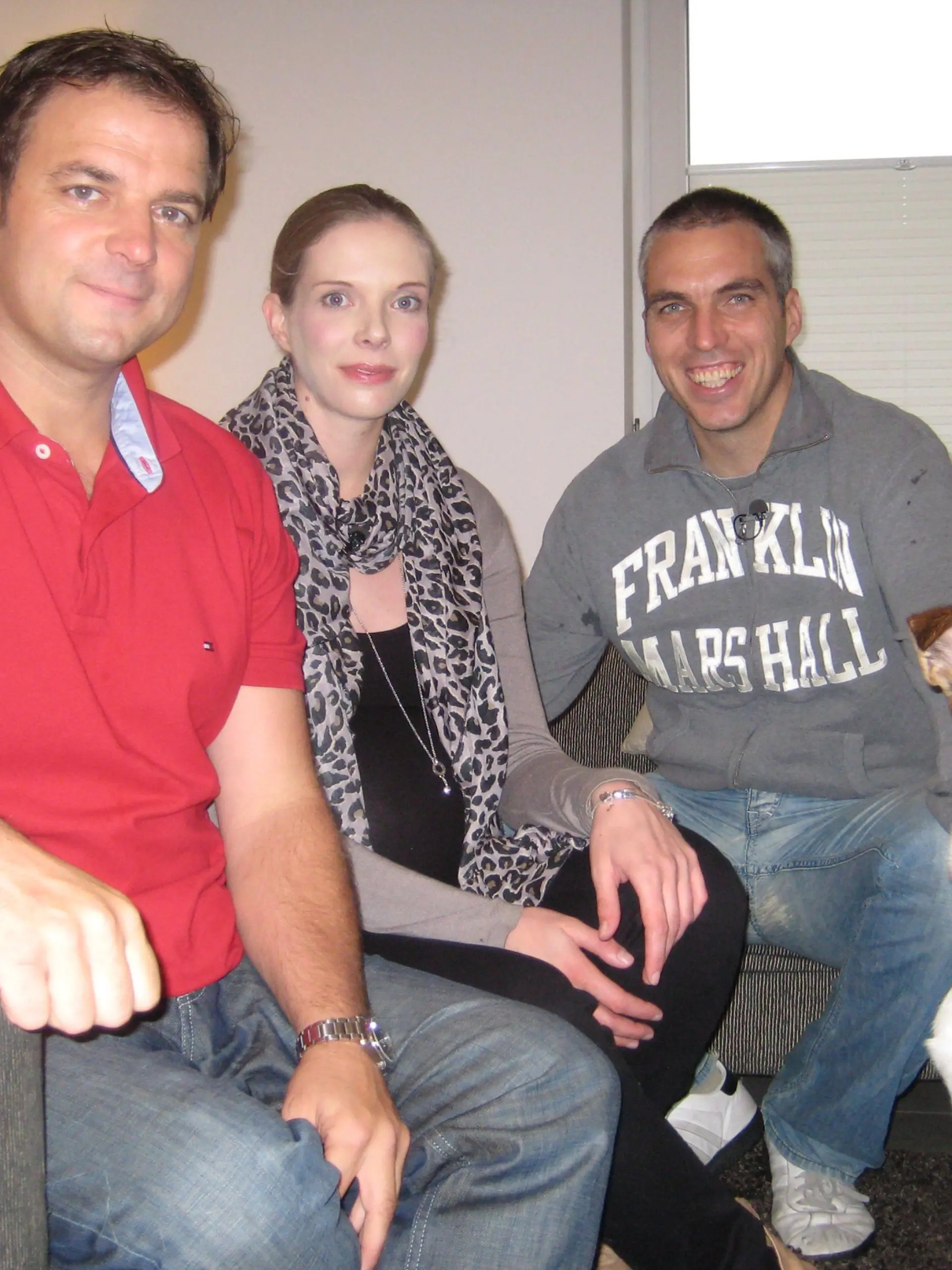 Martin Rütter (l.) bekommt es mit der bissigen "Leyla" zu tun. Besitzer Andreas und Yolanda wissen einfach nicht mehr wie sie mit der wilden Hündin umgehen sollen.