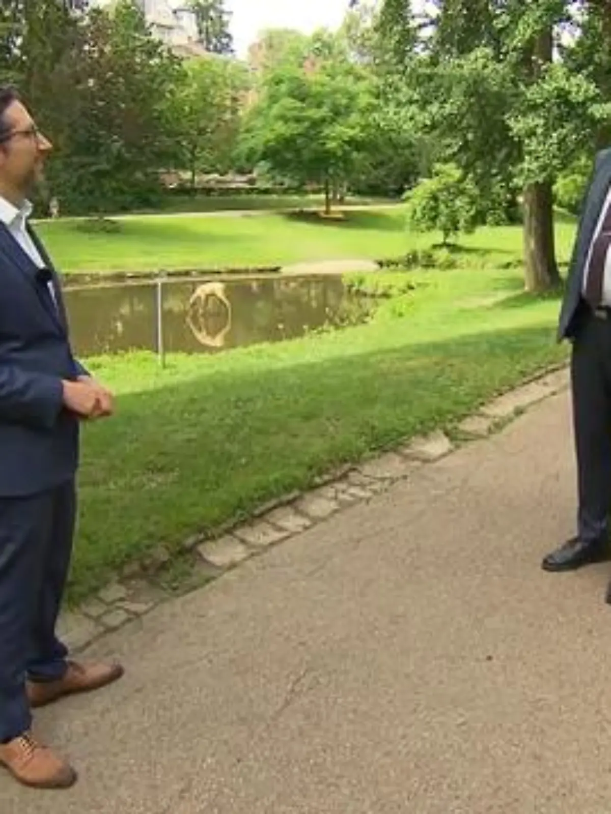 Die Anlage im Nerotal in Wiesbaden lädt nicht nur zum Spazierengehen ein, sondern ist auch die perfekte Kulisse für das RTL Hessen-Sommerinterview. Diesmal stellt sich Robert Lambrou von der hessischen AfD den Fragen unseres Politik-Reporters Benjamin Holler. Es geht um das große Thema Impfen, die drohende vierte Welle, Querdenker-Demos und die bevorstehende Bundestagswahl.