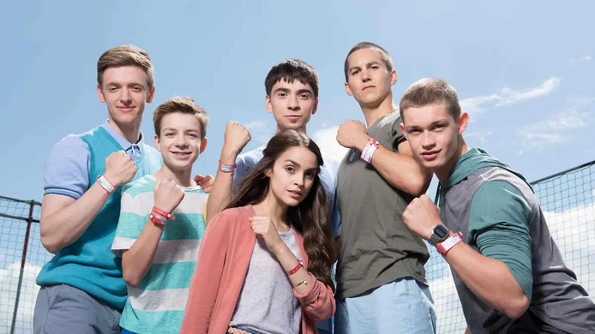 V.l.: Alex (Timur Kortlang), Hugo (Nick Julius Schuck), Toni (Ivo Kortlang), Emma (Luise Befort), Leo (Tim Oliver Schultz) und Jonas (Damian Hardung)