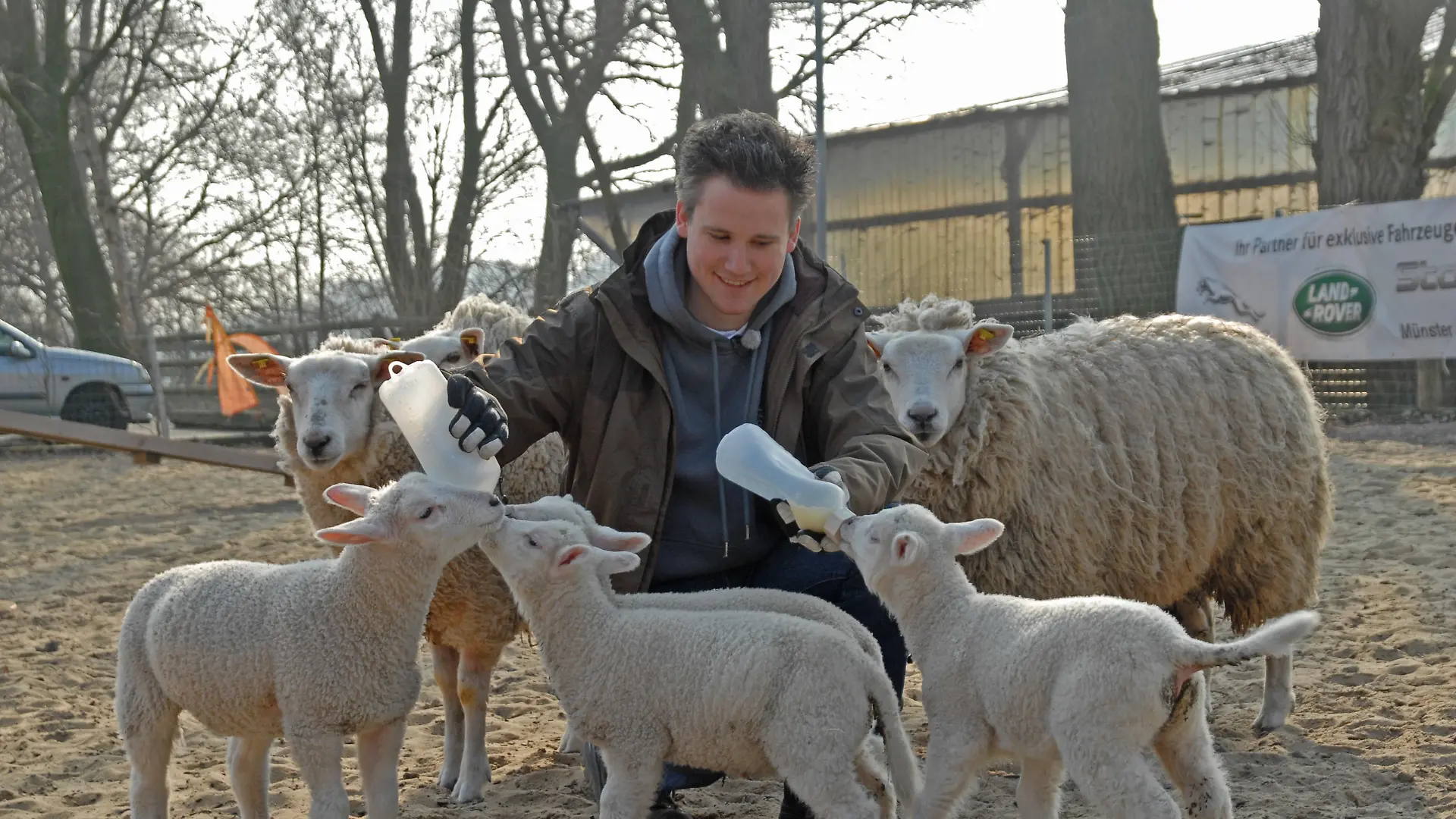 Tiergeschichten3 - VOX-DOCMA TV-CHRISTIANE GERLACH- Florian Symanzig mit Schaf-Flaschenkindern