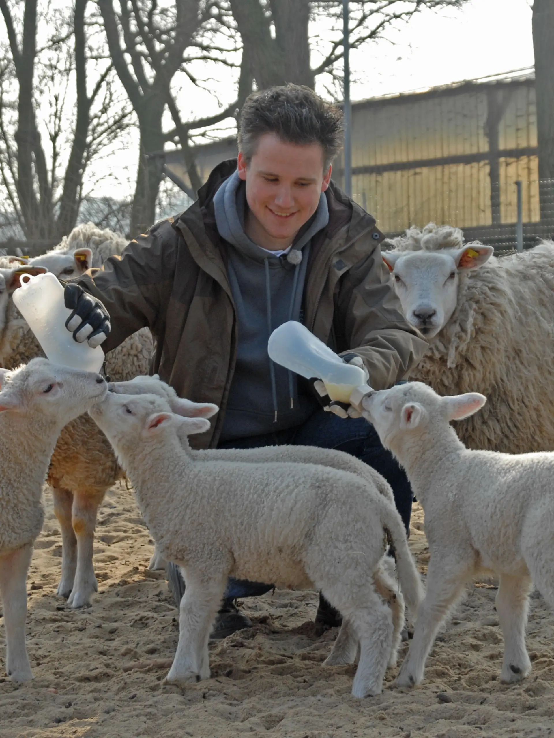 Tiergeschichten3 - VOX-DOCMA TV-CHRISTIANE GERLACH- Florian Symanzig mit Schaf-Flaschenkindern