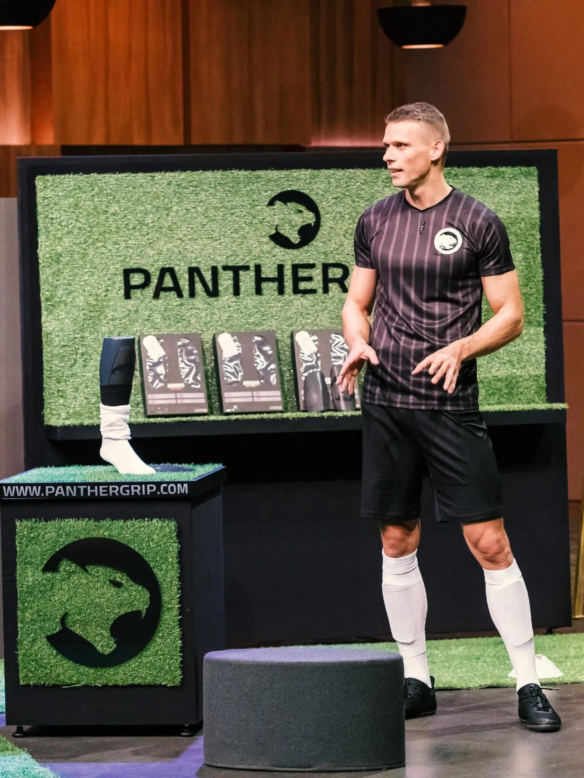 Hannes Mirow aus Rostock präsentiert mit "Panthergrip" rutschfeste Schienbeinschoner. Er erhofft sich ein Investment von 120.000 Euro für 25 Prozent der Anteile an seinem Unternehmen.