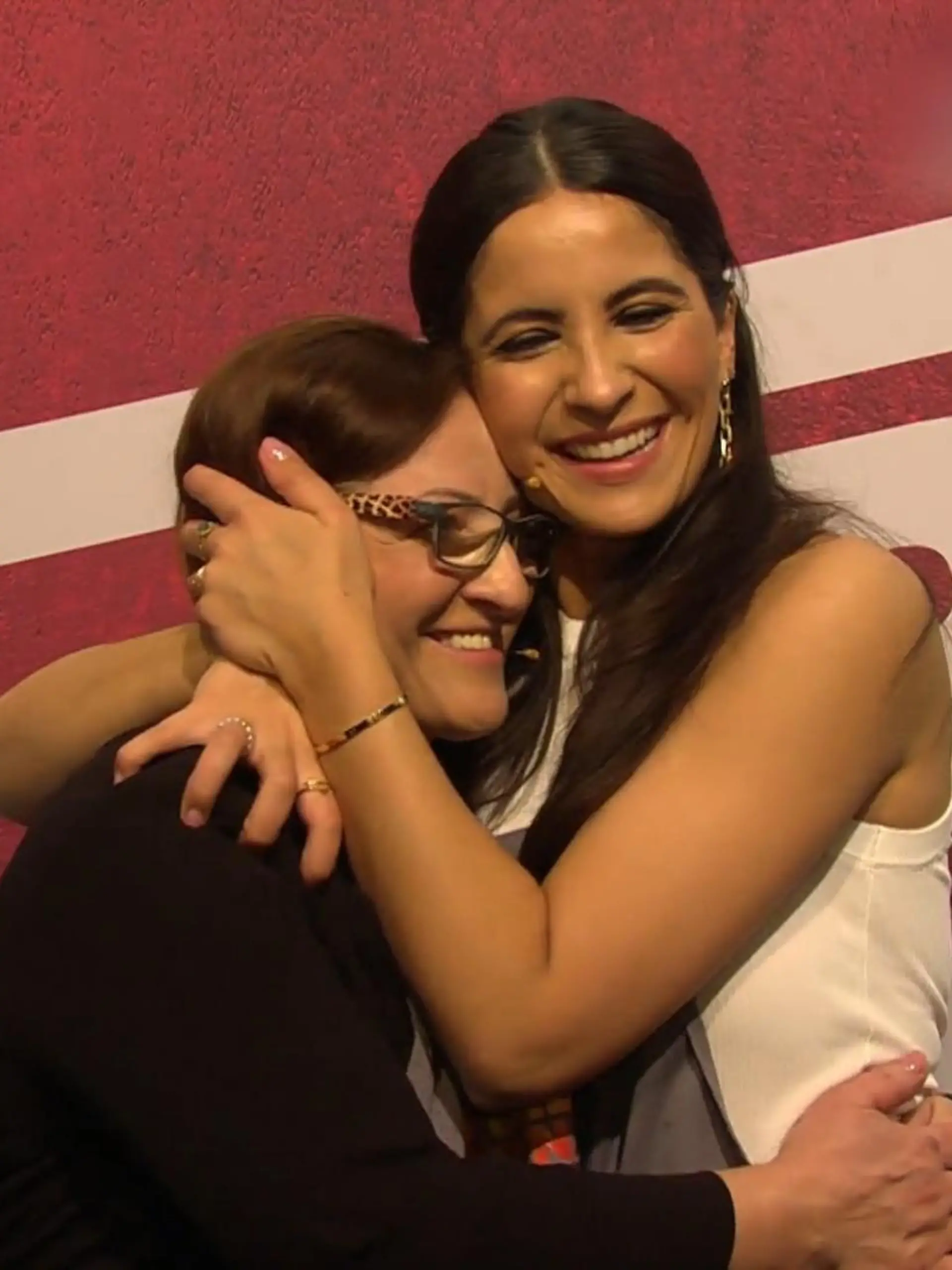Theodora Kavazi (l.) und ihre Tochter Chryssanthi Kavazi (r.) bei "Grill den Henssler"
