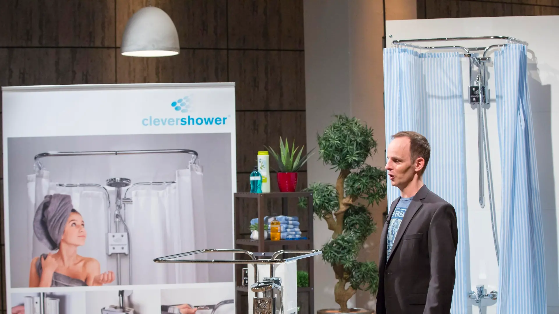 Michael Veith (43) aus München zeigt den "Löwen" seine Idee der "Clever Shower": Ein Duschvorhang der ohne Wandhalterung auskommt.
