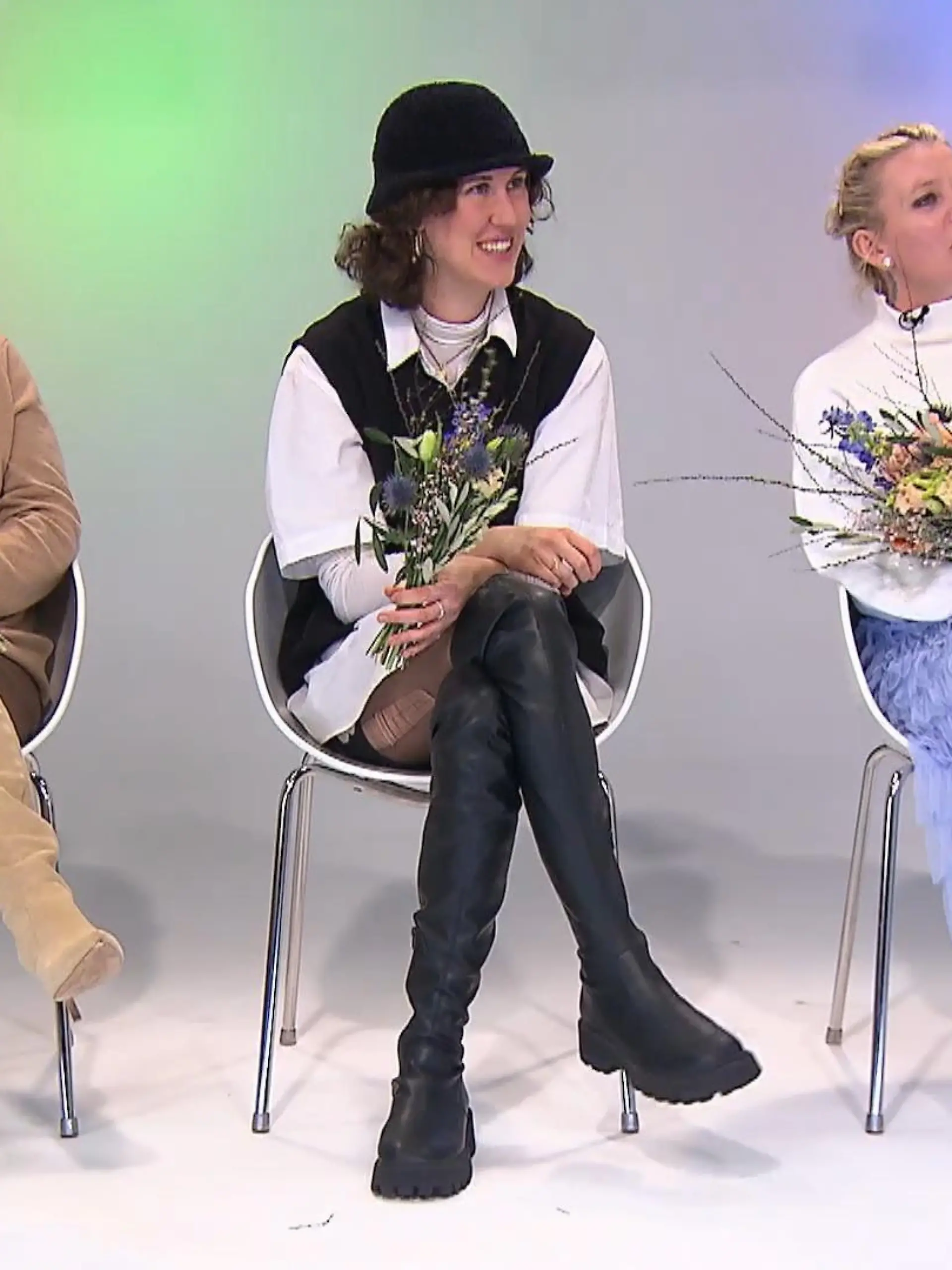 Was für eine liebe Geste - „Shopping Queen“-Kandidatin Sarah hat ihren Mitstreiterinnen Blumen mitgebracht.