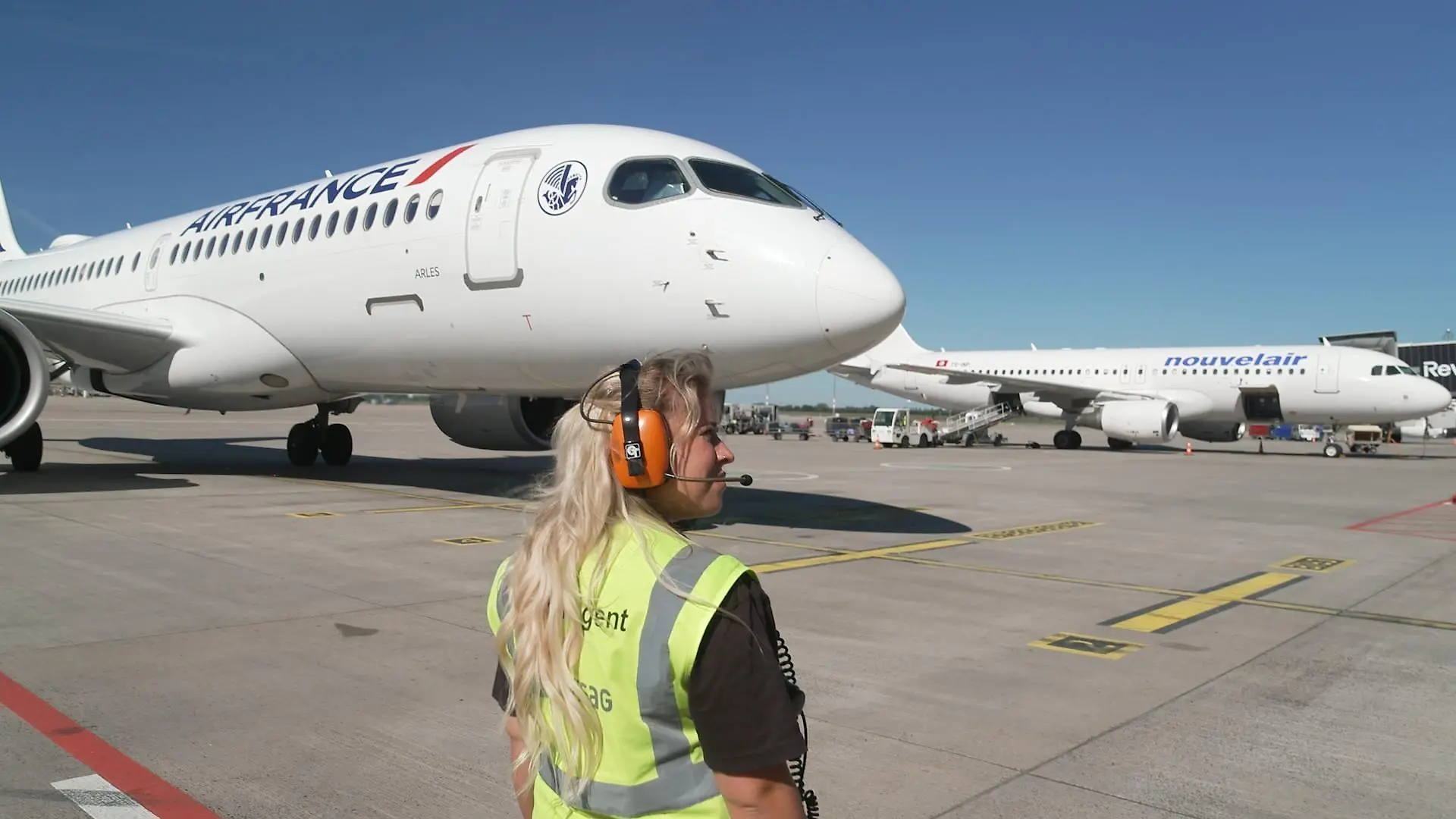 Die Reportage begleitet Reinigungskräfte, Sicherheitsteams, Bodenpersonal, Piloten und viele mehr in ihrem herausfordernden Alltag. 

+++ Die Verwendung des sendungsbezogenen Materials ist nur mit dem Hinweis und Verlinkung auf RTL+ gestattet. +++