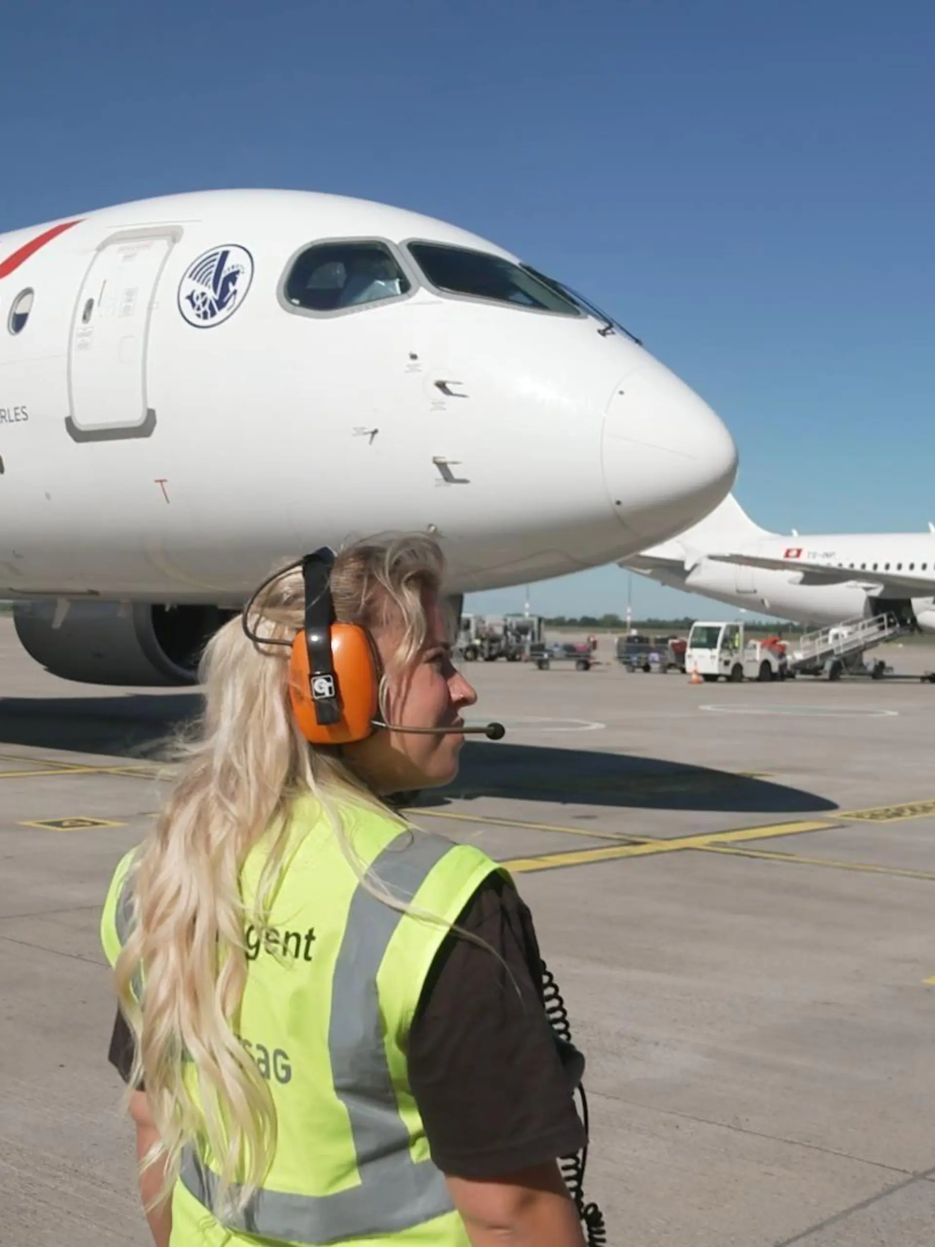 Die Reportage begleitet Reinigungskräfte, Sicherheitsteams, Bodenpersonal, Piloten und viele mehr in ihrem herausfordernden Alltag. 

+++ Die Verwendung des sendungsbezogenen Materials ist nur mit dem Hinweis und Verlinkung auf RTL+ gestattet. +++